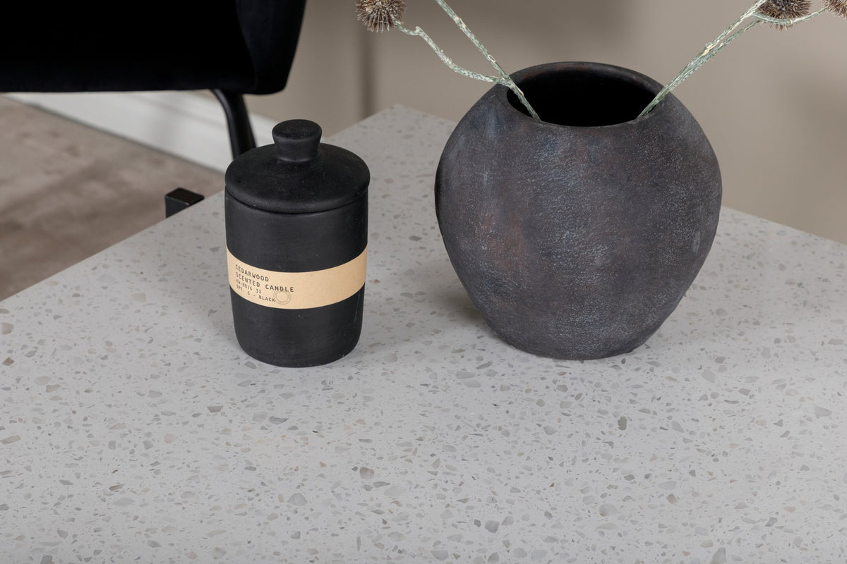 Beistelltisch Hybrid Coffee Tisch von Venture Home mit weisser Terrazzo-Tischplatte und schwarzem Stahlgestell, quadratische Form, freistehend.