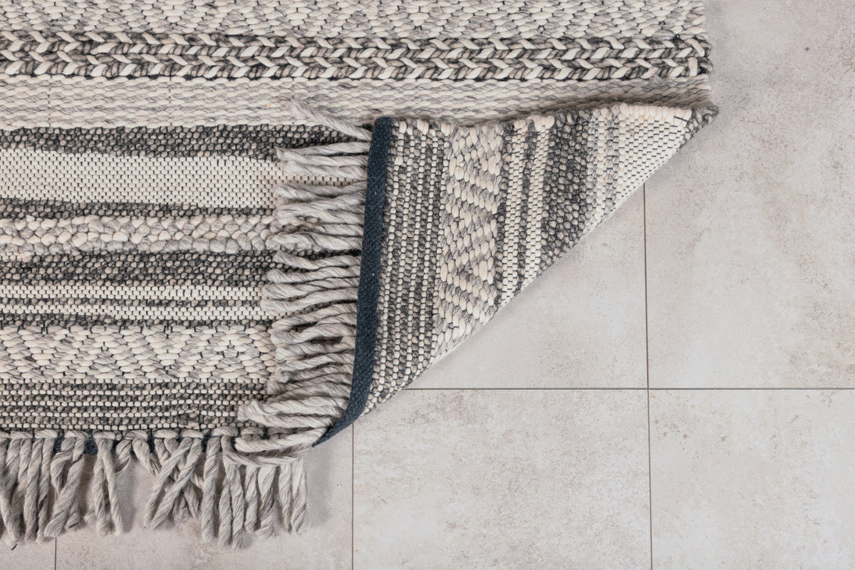 Alwar Teppich in Dunkelgrau präsentiert im Onlineshop von KAQTU Design AG. Teppich ist von Venture Home