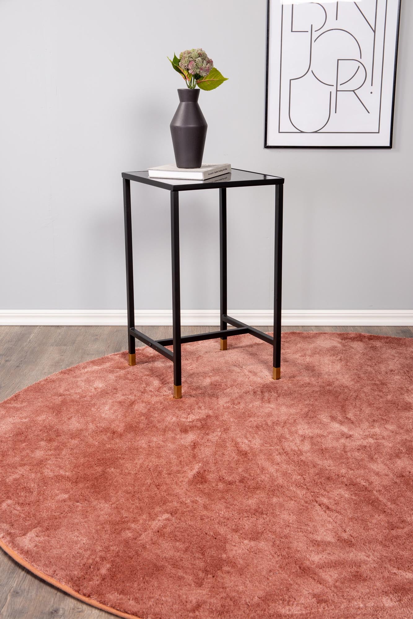 Stilvoller Dipp Nachttisch von Venture Home: Hochwertige Materialien, modernes Design und praktische Ablagefläche für Ihr Zuhause.
