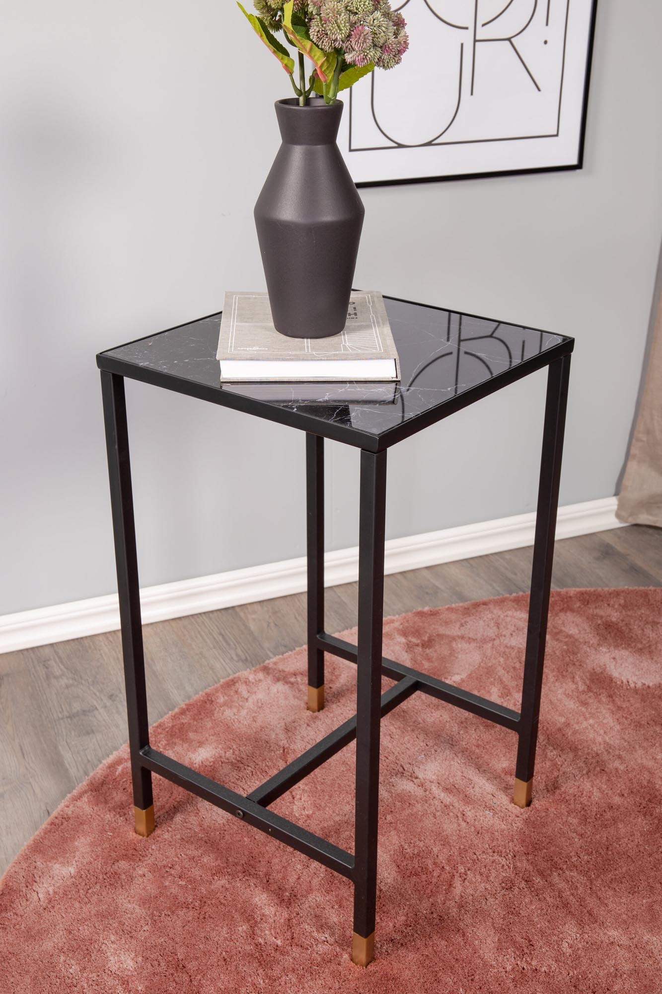 Entdecken Sie den Dipp Nachttisch von Venture Home: Elegantes Design, robuste Materialien und vielseitige Nutzung für jeden Raum.