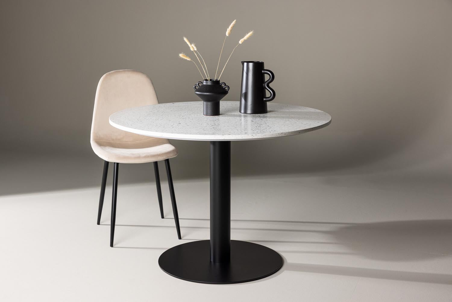 Venture Home Razzia Tisch: Eleganter runder Tisch aus langlebigem Terrazzo in Grau. Ideal für gesellige Anlässe und stilvolle Essbereiche.