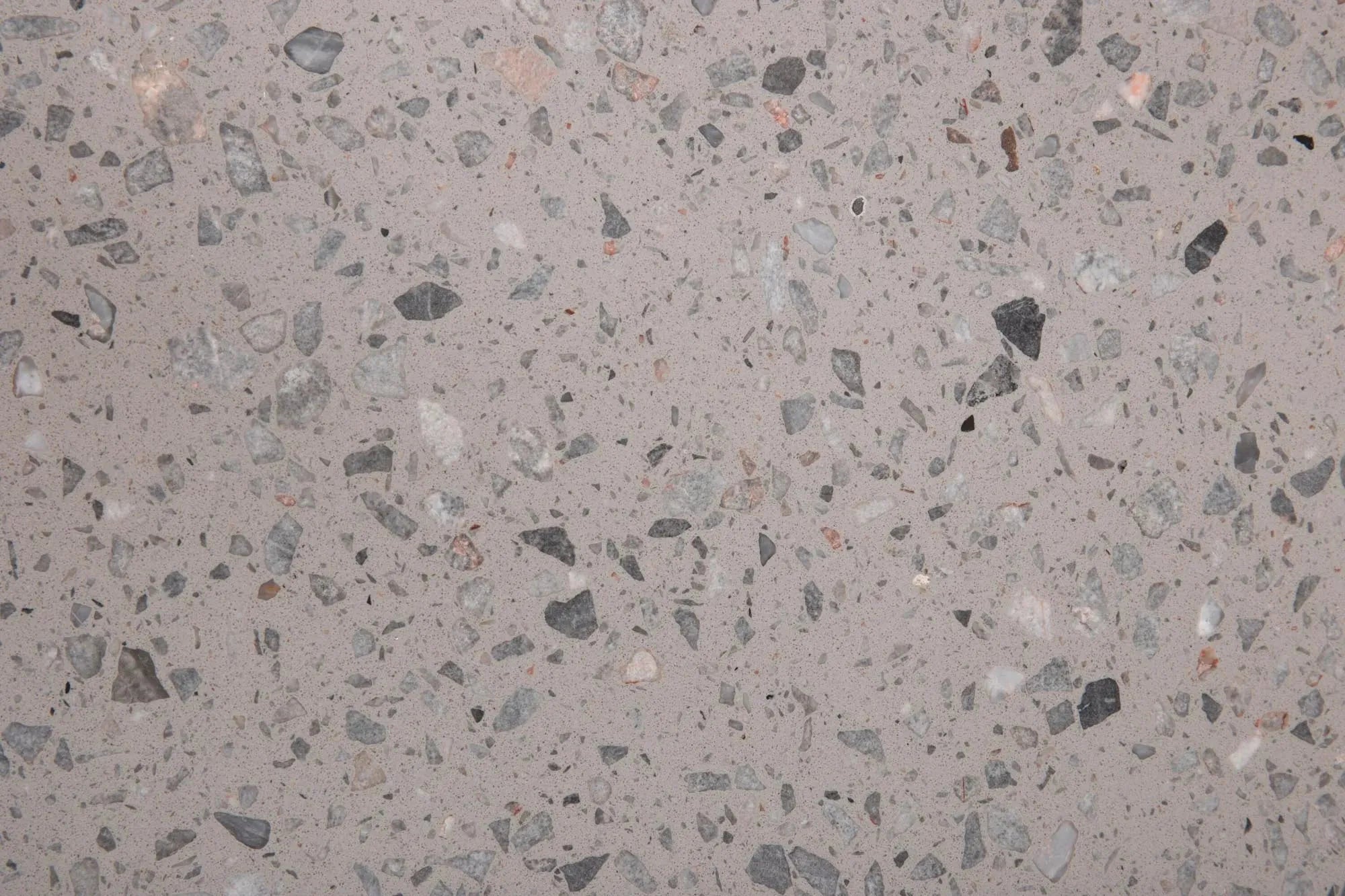 Der Razzia Tisch von Venture Home: Eleganter Terrazzo-Tisch mit schwarzem Metallgestell, ideal für gesellige Runden.