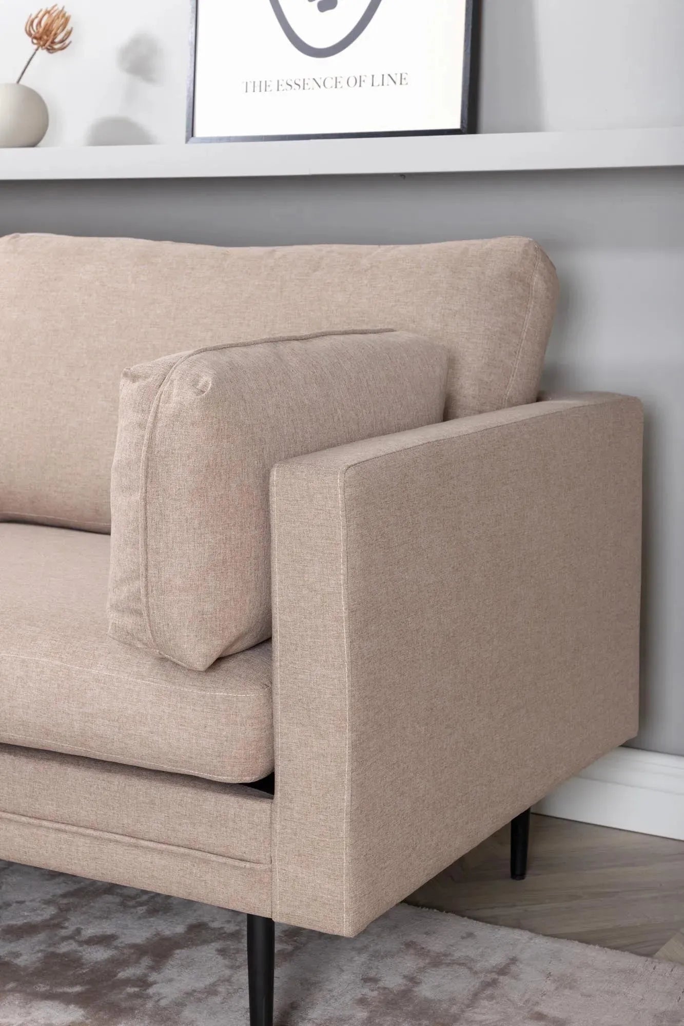 Boom Sofa von Venture Home: Eleganz trifft auf modernen Komfort.