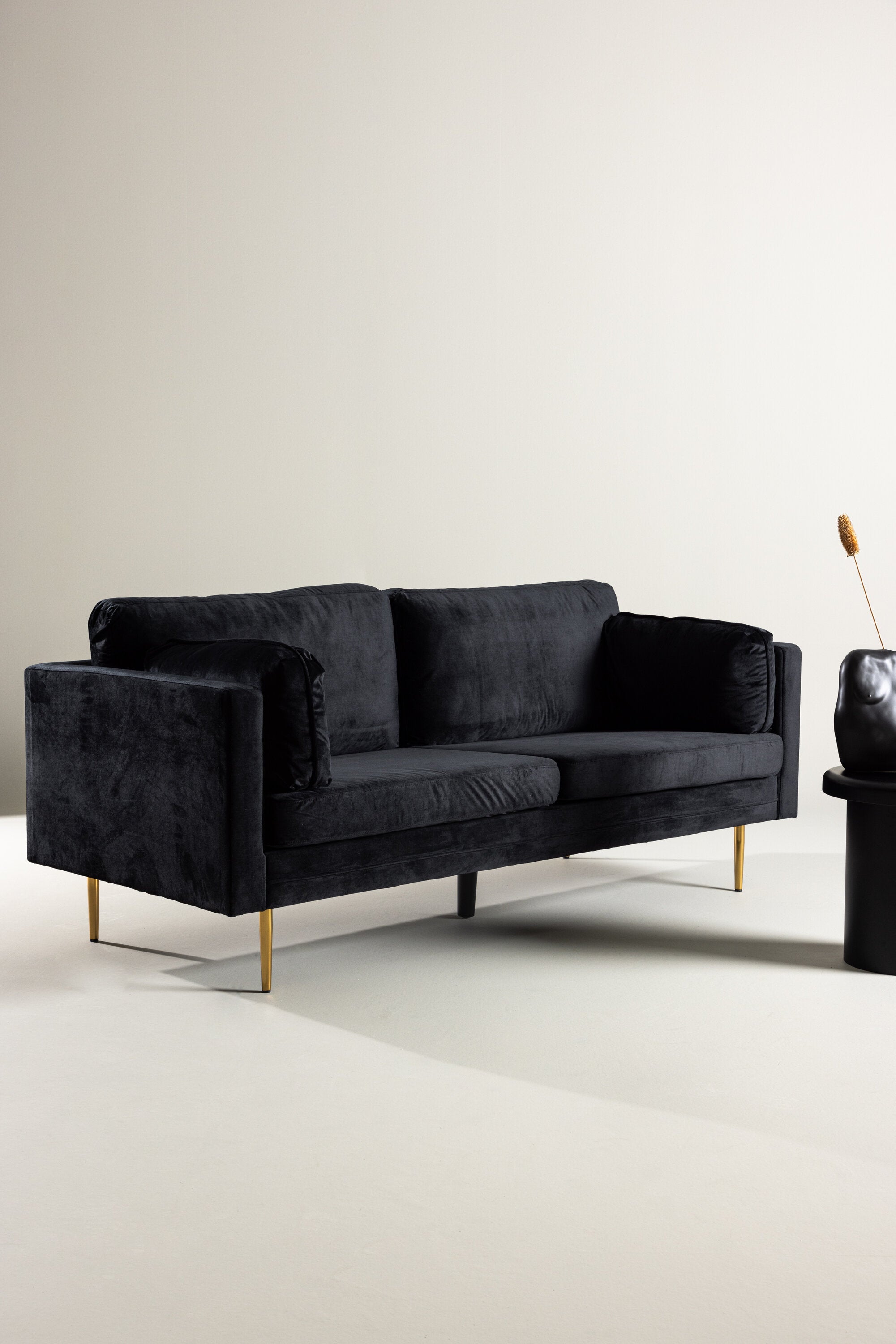 Boom Sofa in Schwarz präsentiert im Onlineshop von KAQTU Design AG. 3er Sofa ist von Venture Home