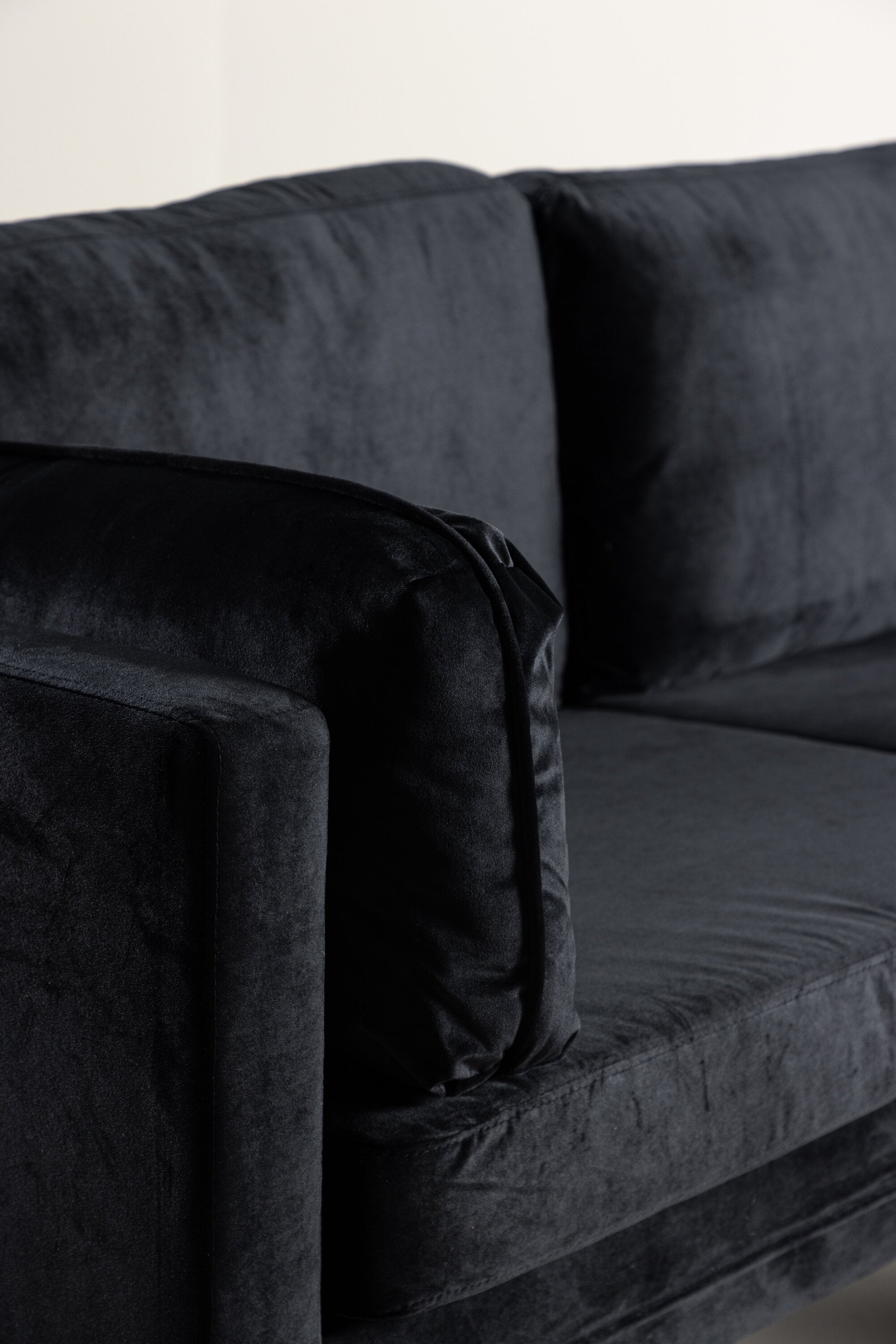 Boom Sofa in Schwarz präsentiert im Onlineshop von KAQTU Design AG. 3er Sofa ist von Venture Home