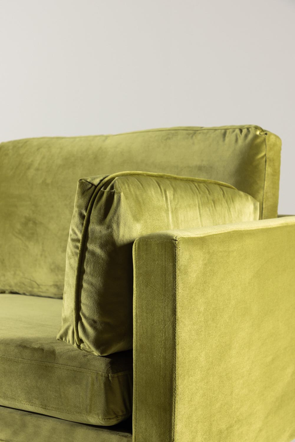 Boom Sofa in Grün präsentiert im Onlineshop von KAQTU Design AG. 3er Sofa ist von Venture Home