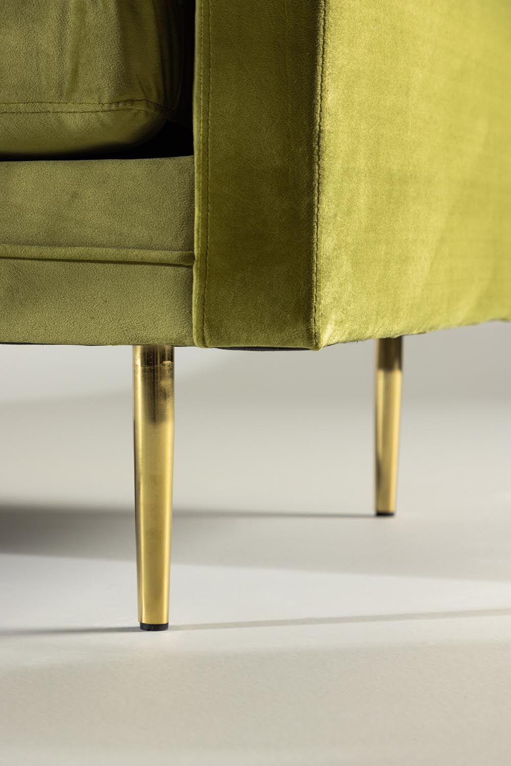 Boom Sofa in Grün präsentiert im Onlineshop von KAQTU Design AG. 3er Sofa ist von Venture Home