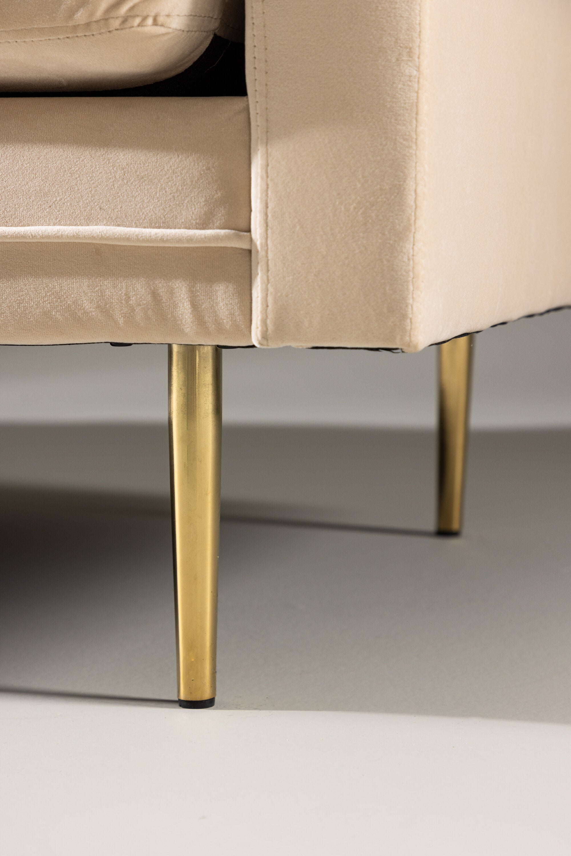 Boom Sofa in Creme präsentiert im Onlineshop von KAQTU Design AG. 3er Sofa ist von Venture Home