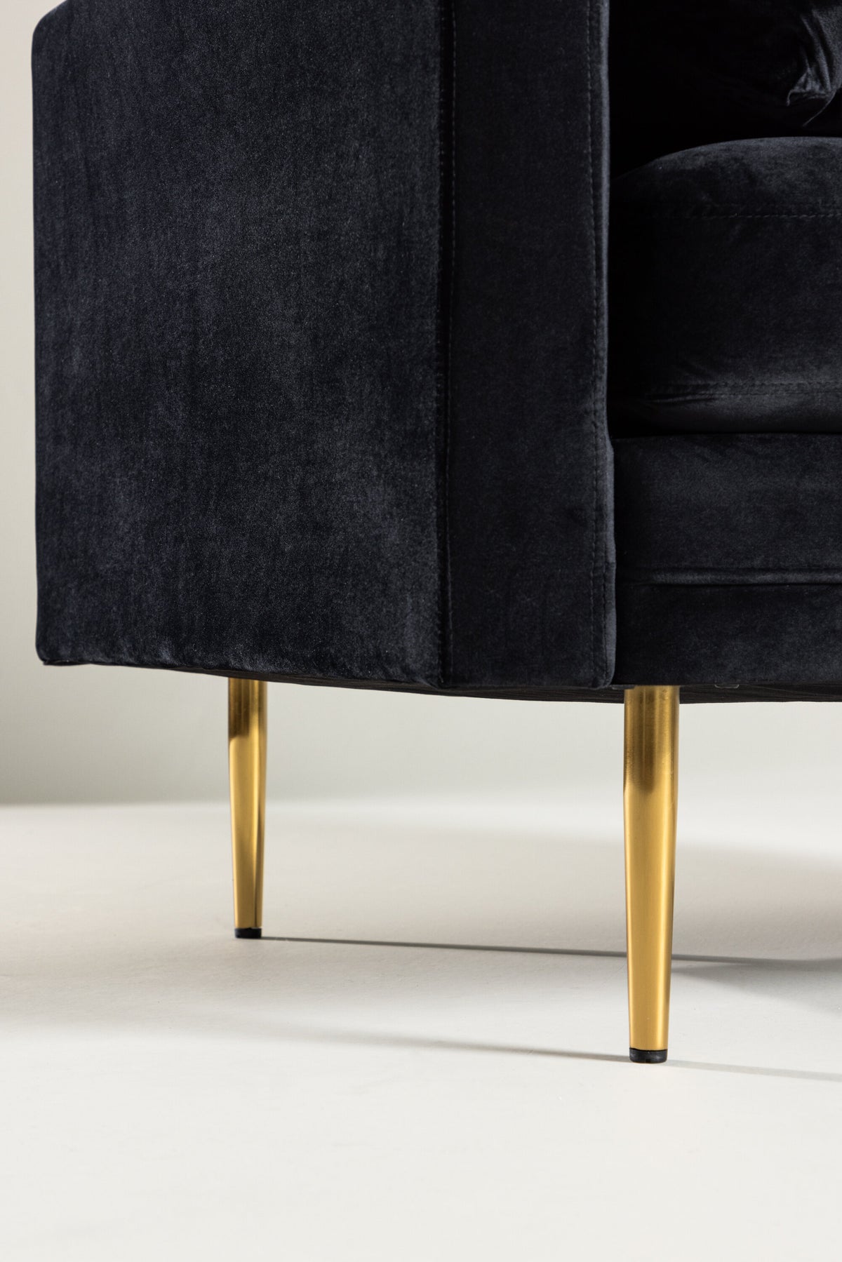 Boom Sessel in Schwarz präsentiert im Onlineshop von KAQTU Design AG. Sessel mit Armlehnen ist von Venture Home