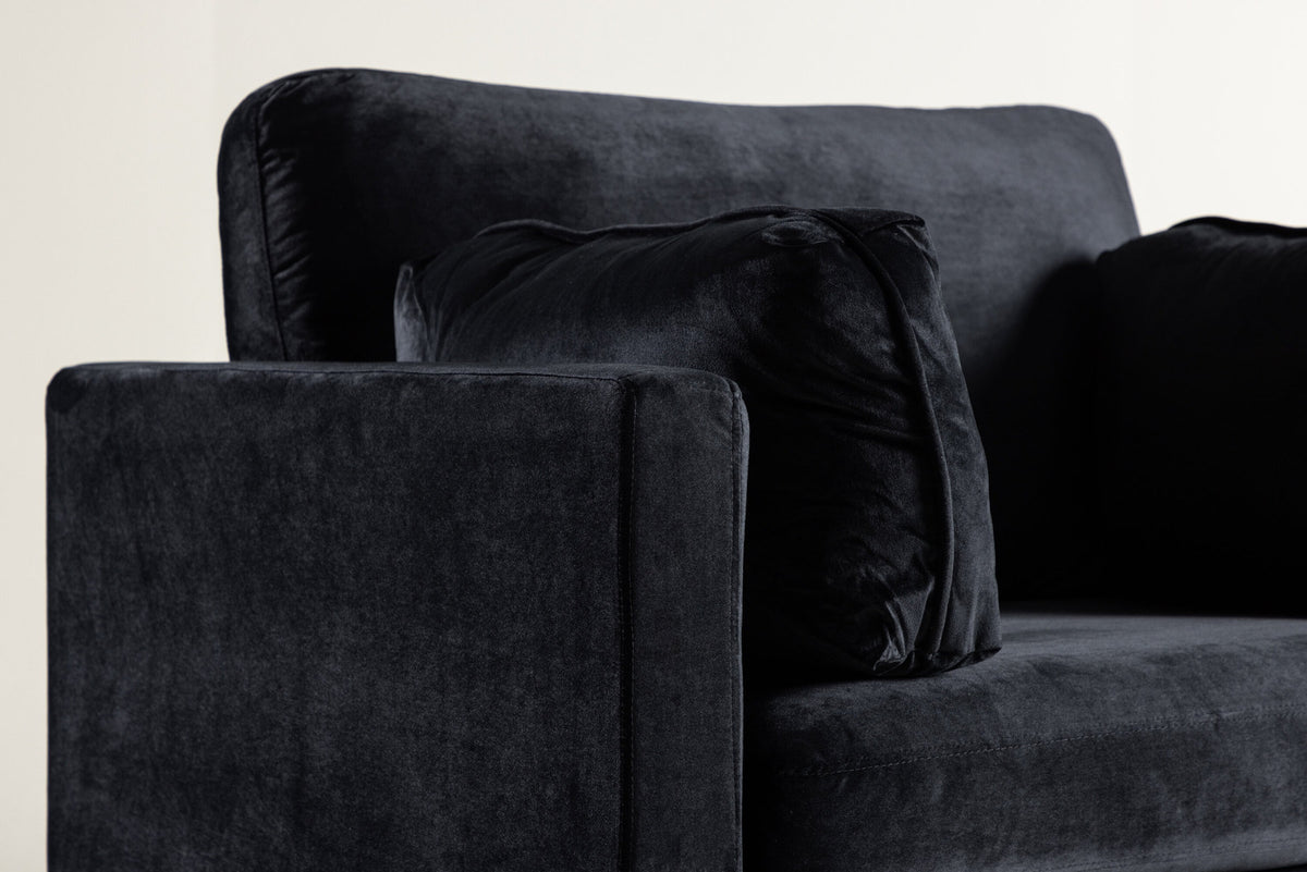 Boom Sessel in Schwarz präsentiert im Onlineshop von KAQTU Design AG. Sessel mit Armlehnen ist von Venture Home