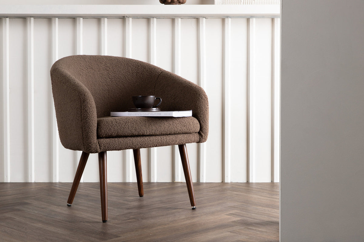 Wanda Sessel in Braun präsentiert im Onlineshop von KAQTU Design AG. Sessel mit Armlehnen ist von Venture Home