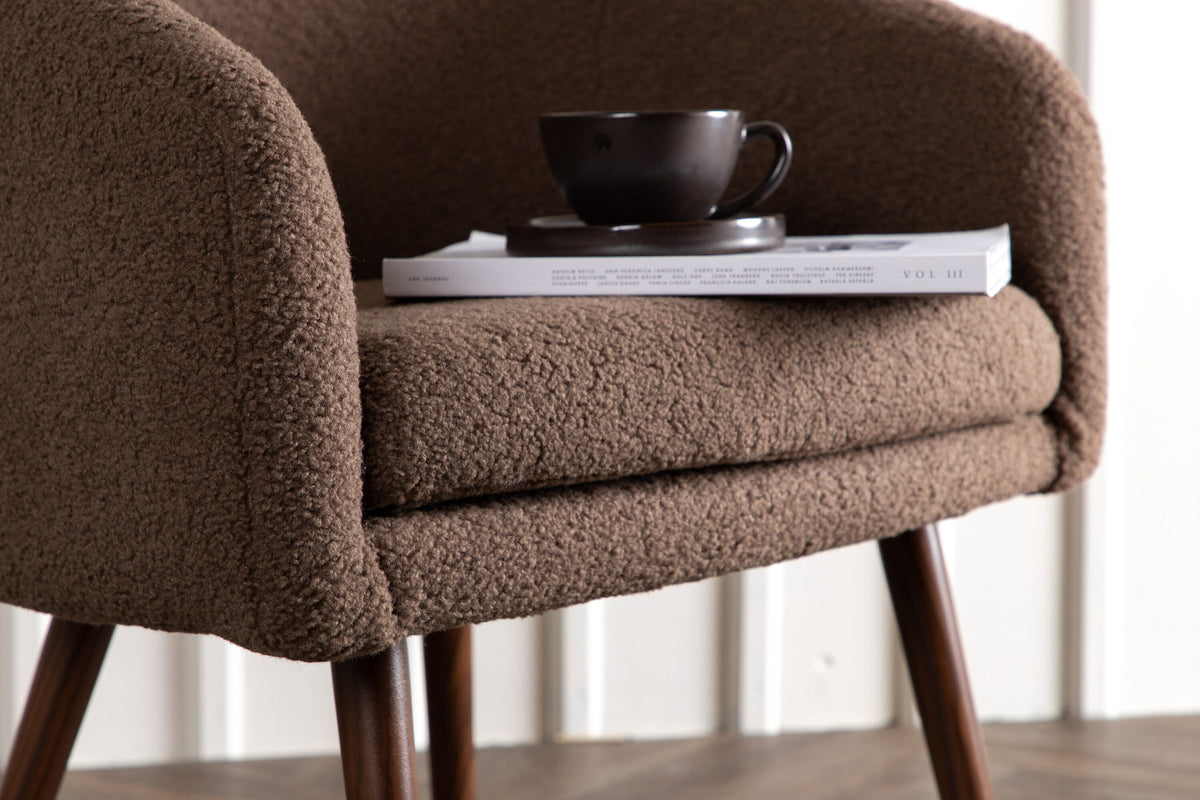 Wanda Sessel in Braun präsentiert im Onlineshop von KAQTU Design AG. Sessel mit Armlehnen ist von Venture Home