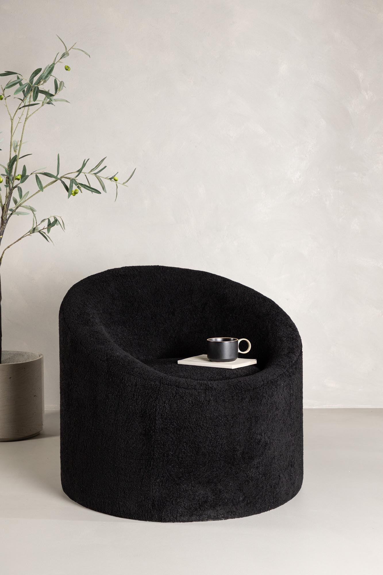 Eleganter Warren Sessel von Venture Home in sanftem Beigeton. Hochwertige Materialien und optimaler Komfort für jedes Zuhause.