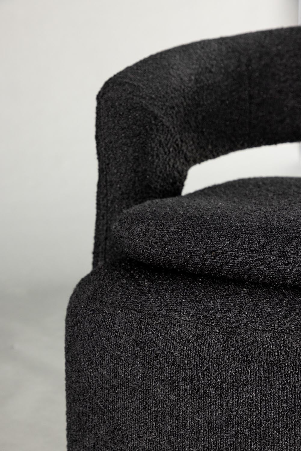 Laurel Sessel in Schwarz präsentiert im Onlineshop von KAQTU Design AG. Sessel mit Armlehnen ist von Venture Home
