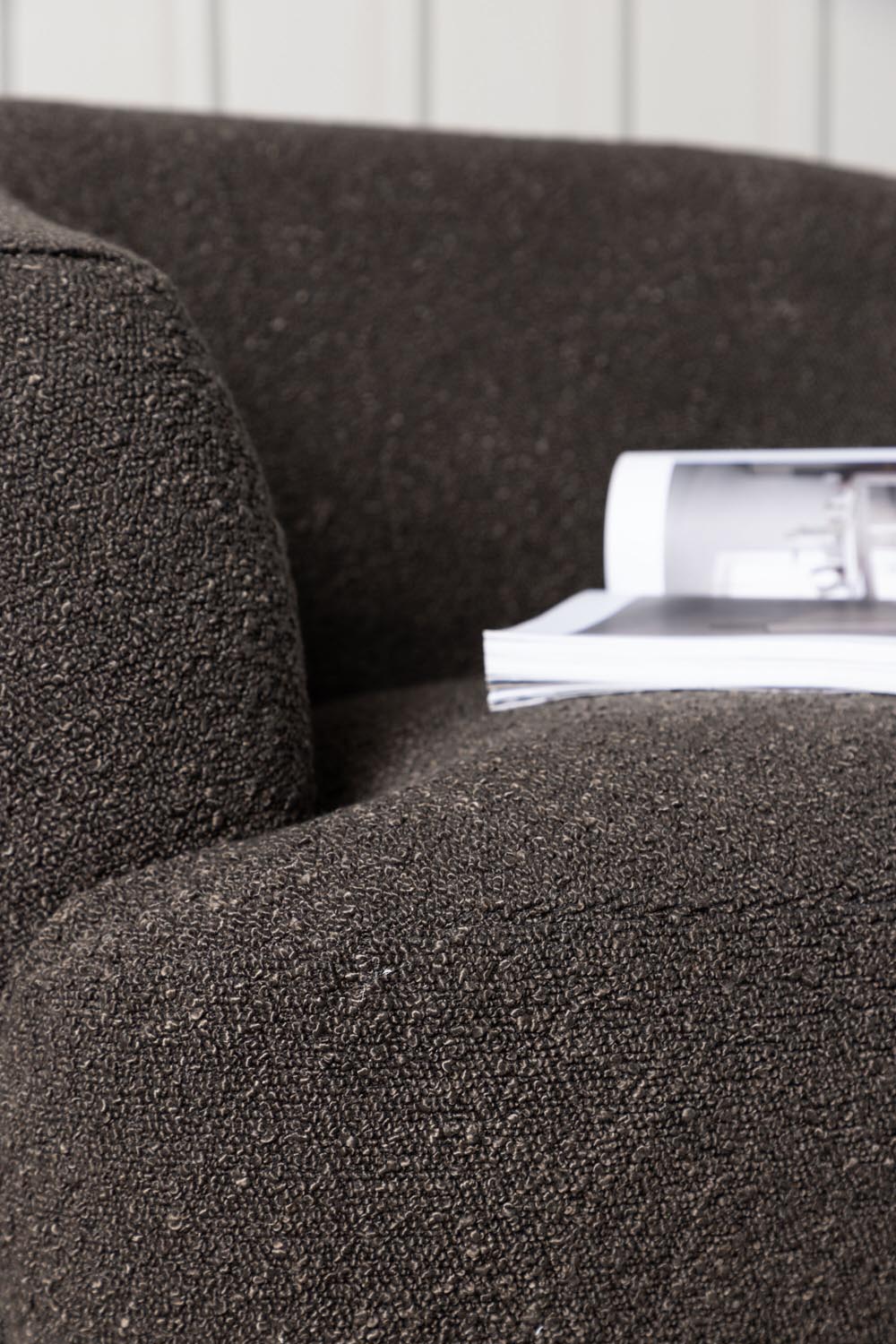 Derry Sessel in Dunkelgrau präsentiert im Onlineshop von KAQTU Design AG. Sessel mit Armlehnen ist von Venture Home