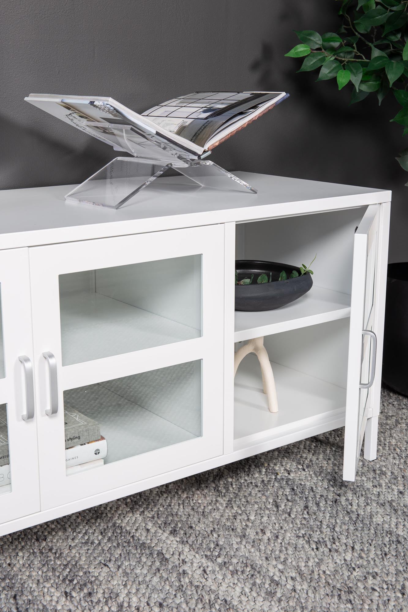 TV Ständer aus Stahl in Weiss präsentiert im Onlineshop von KAQTU Design AG. TV-Möbel ist von Venture Home