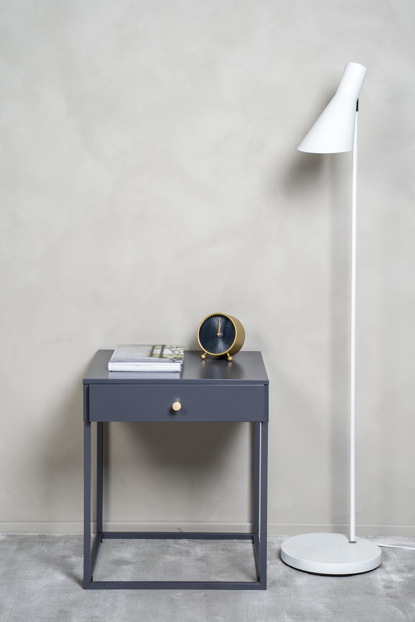 Stilvoller Bakal Nachttisch von Venture Home: Elegantes Design, robuste Materialien und praktische Aufbewahrung für Ihr modernes Schlafzimmer.