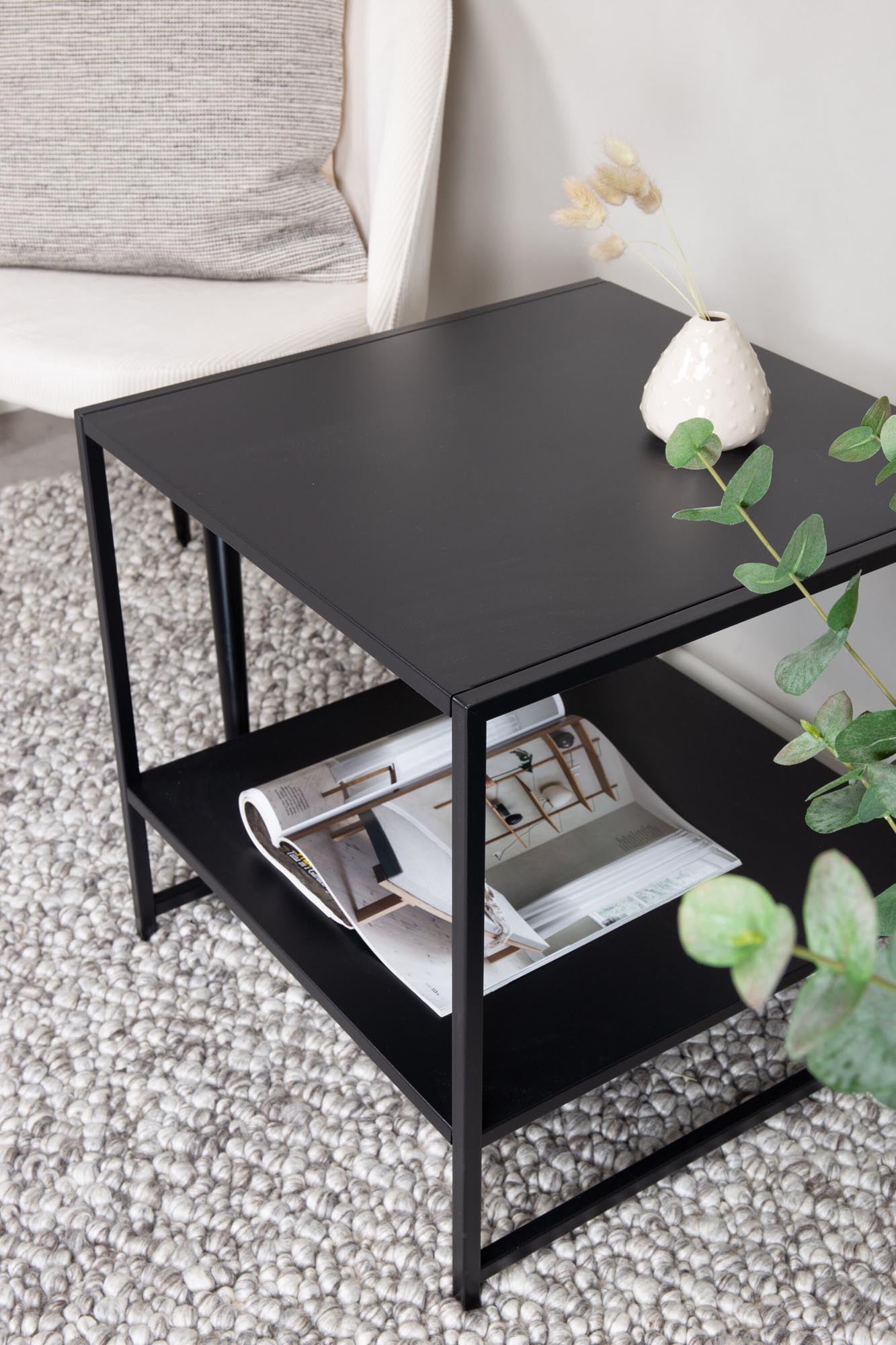 Der Staal Beistelltisch von Venture Home vereint modernes Design und Funktionalität. Robuster Stahl, vielseitig einsetzbar und perfekt für jedes Wohnambiente.