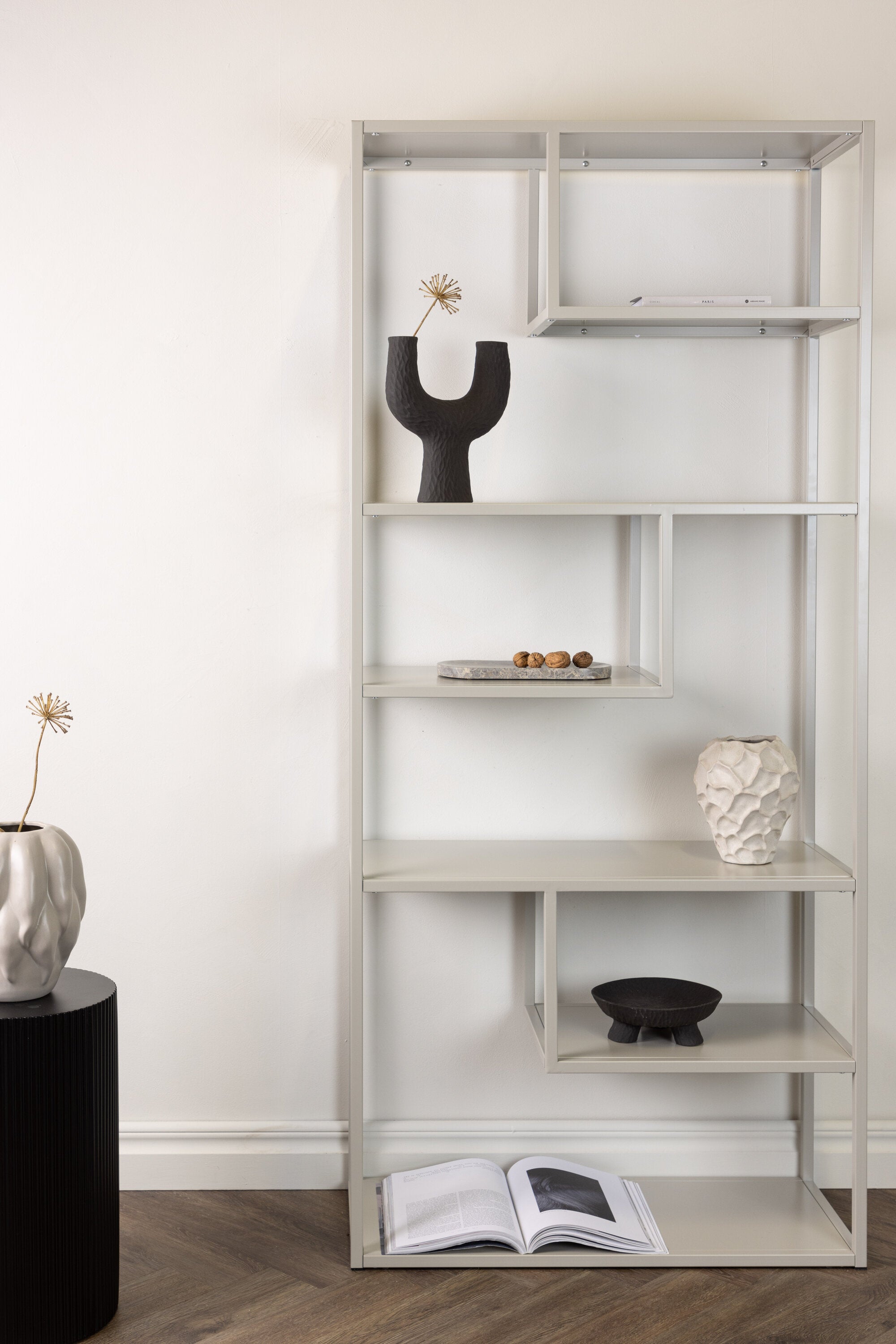 Staal Bücherregal in Beige präsentiert im Onlineshop von KAQTU Design AG. Bücherregal ist von Venture Home