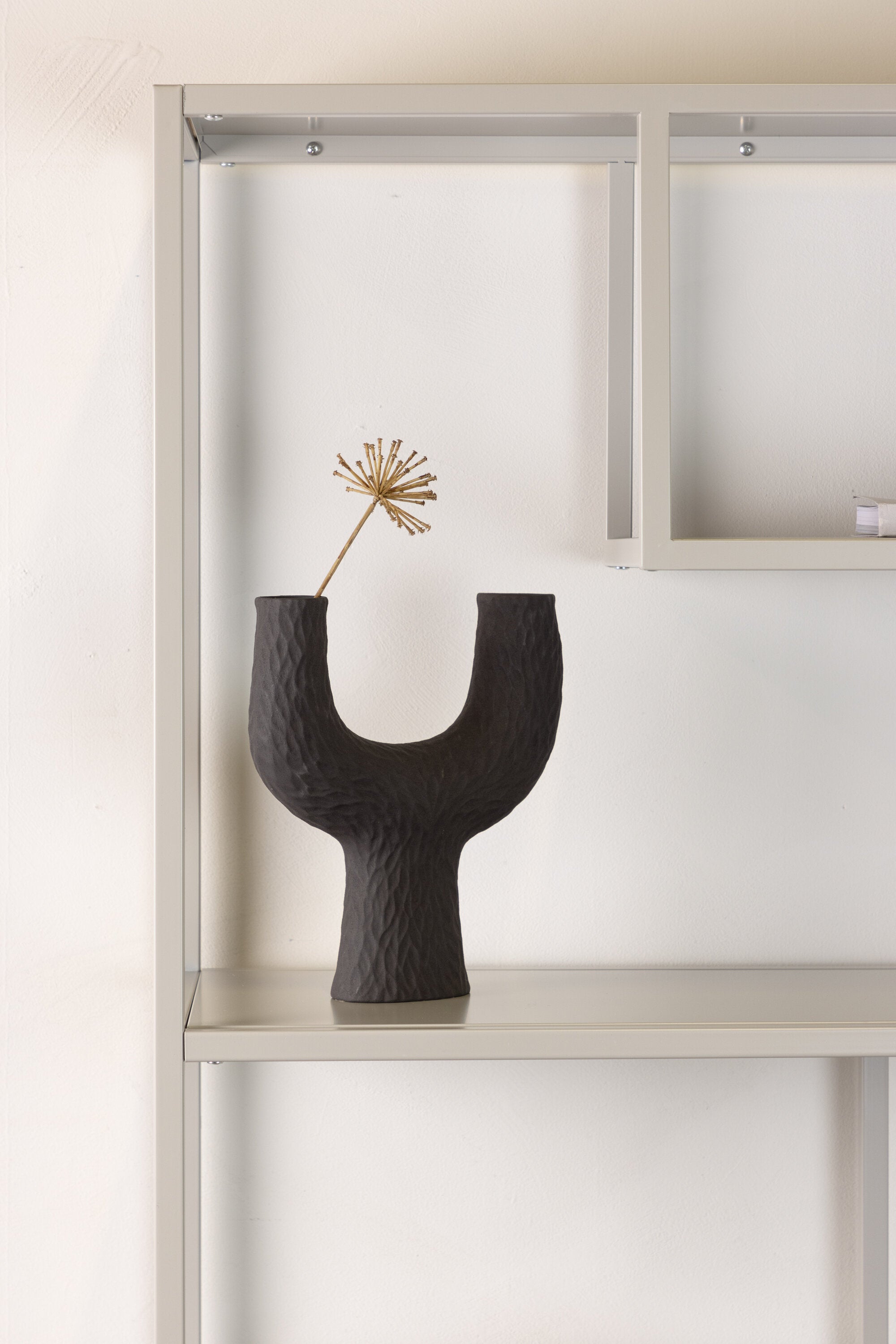 Staal Bücherregal in Beige präsentiert im Onlineshop von KAQTU Design AG. Bücherregal ist von Venture Home