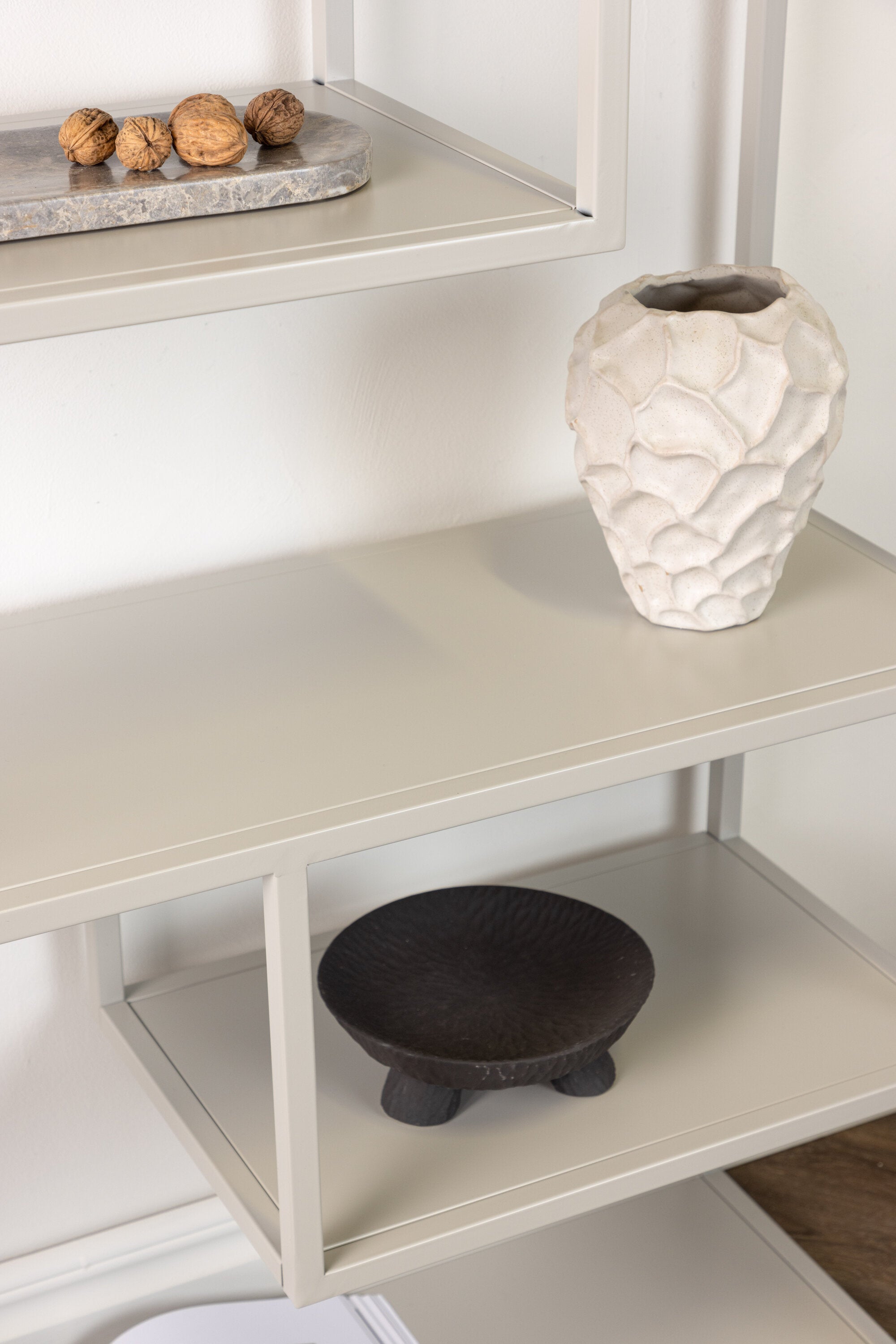 Staal Bücherregal in Beige präsentiert im Onlineshop von KAQTU Design AG. Bücherregal ist von Venture Home