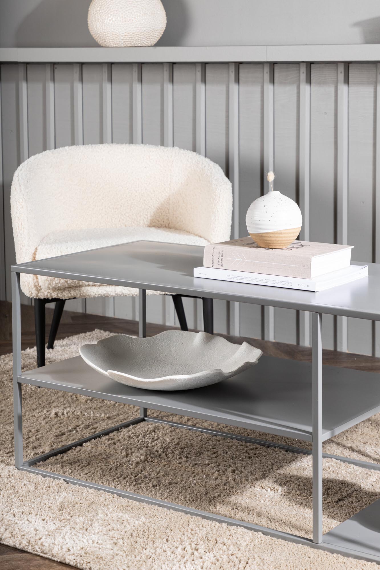 Industrieller Staal Coffee Tisch von Venture Home: Hochwertiger Stahl, praktische Reliefoberflächen und unkomplizierte Montage für stilvolle Wohnräume.
