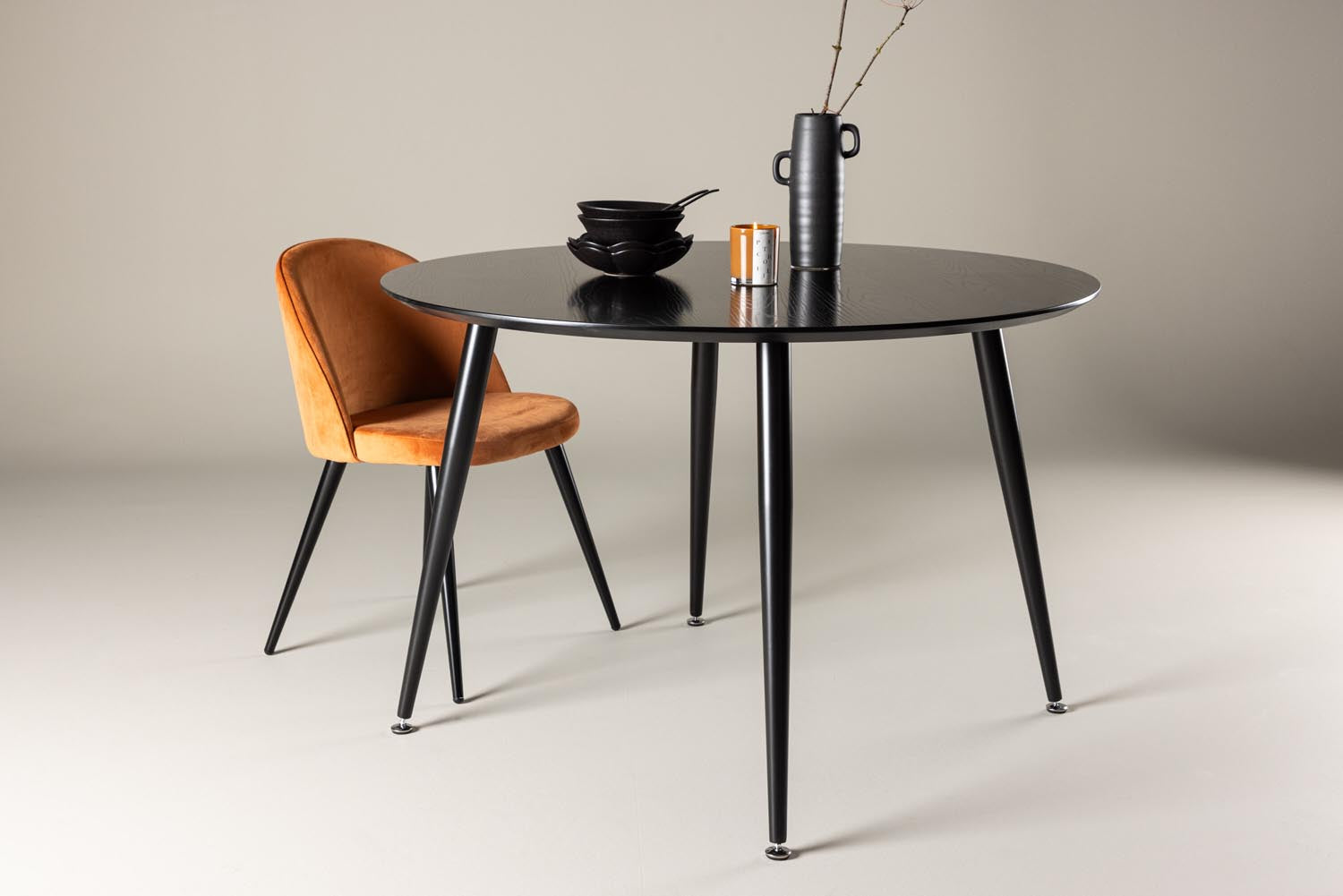 Stilvoller Dipp Esstisch von Venture Home: runde MDF-Tischplatte, edles Furnier, robustes Metallgestell – ideal für gesellige Abende!
