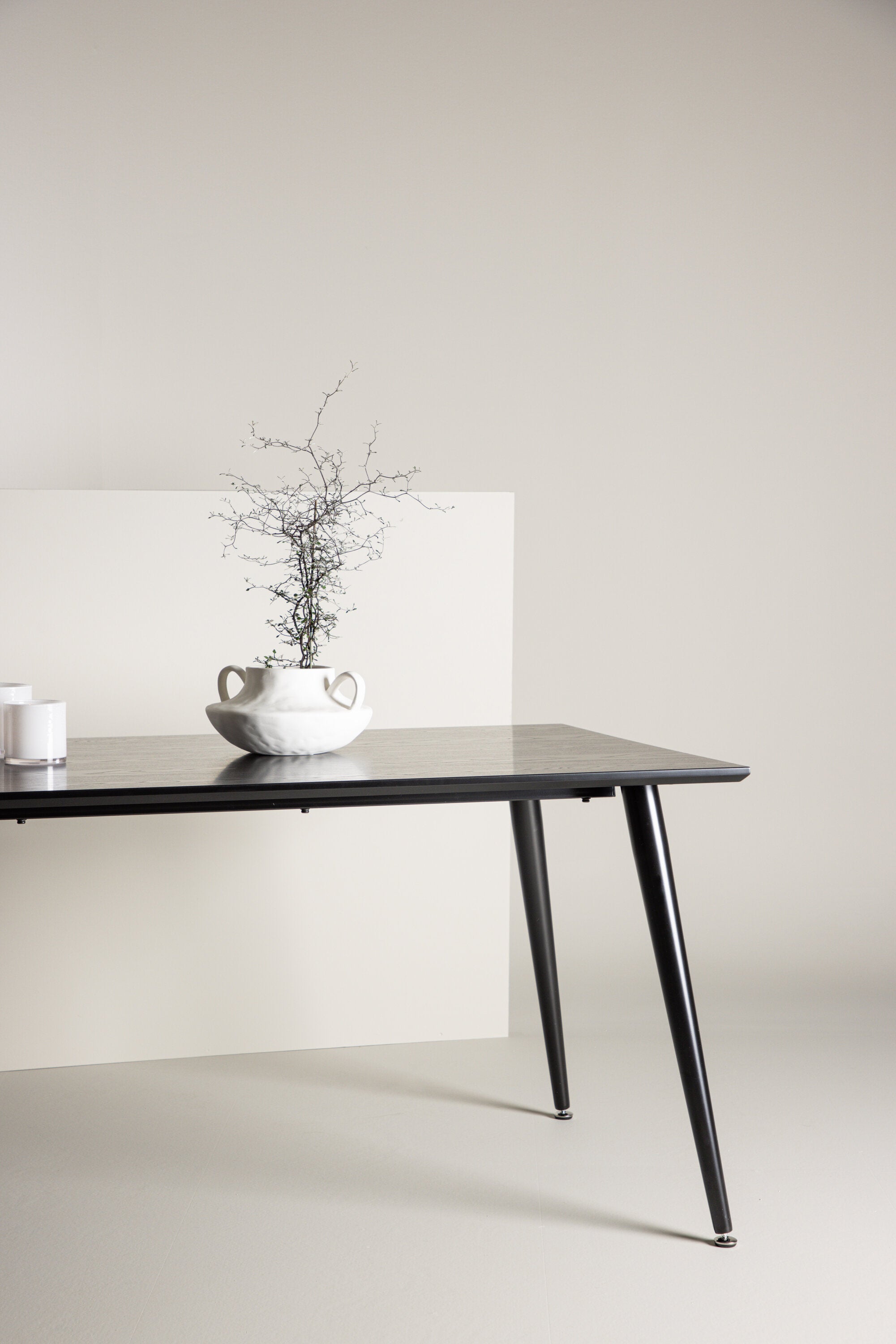 Dipp Esstisch in Schwarz präsentiert im Onlineshop von KAQTU Design AG. Esstisch ist von Venture Home