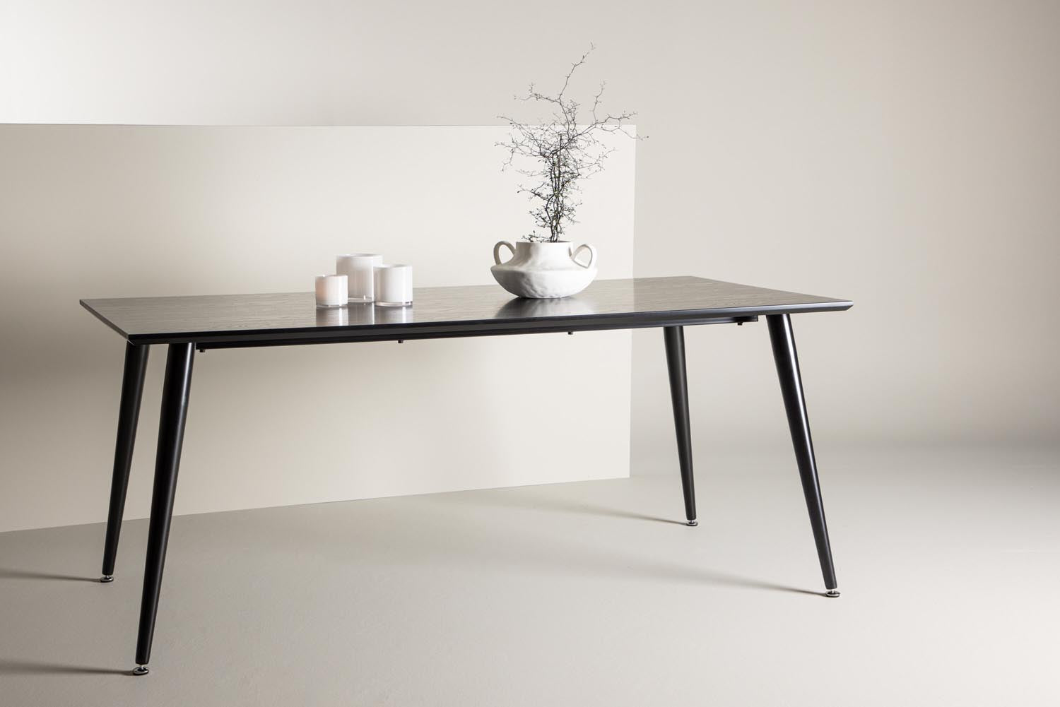 Eleganter Dipp Esstisch von Venture Home: Hochwertiges MDF mit Furnier, stabiler Metallfuß und luxuriöse Messingdetails für gesellige Abende.
