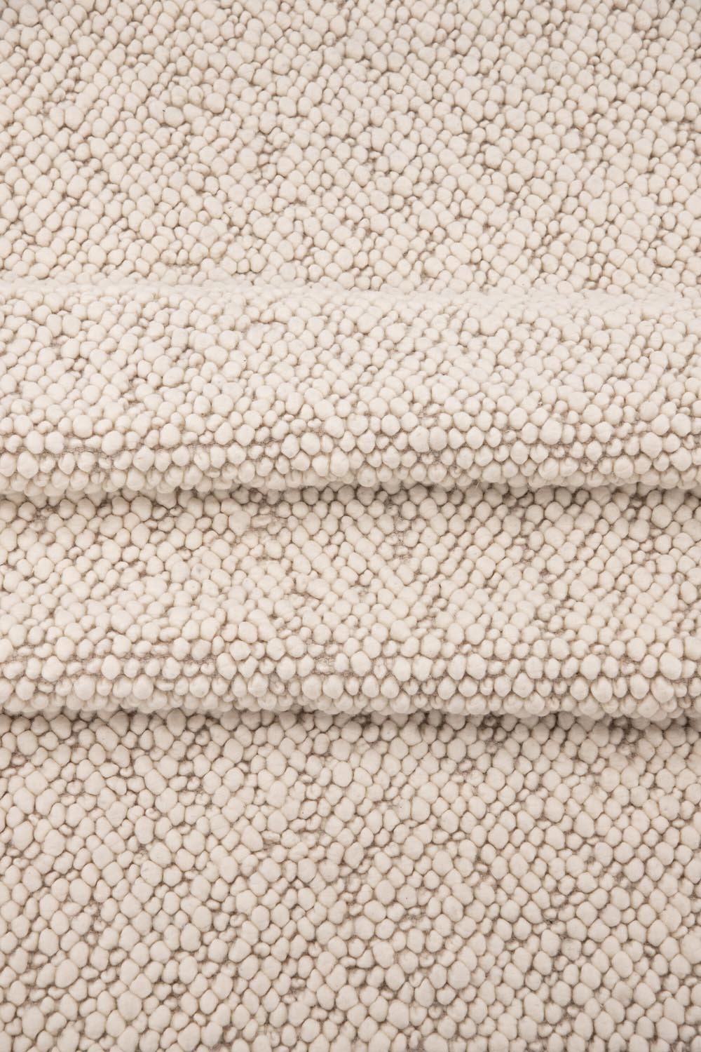 Jajru Teppich in Weiss präsentiert im Onlineshop von KAQTU Design AG. Teppich ist von Venture Home