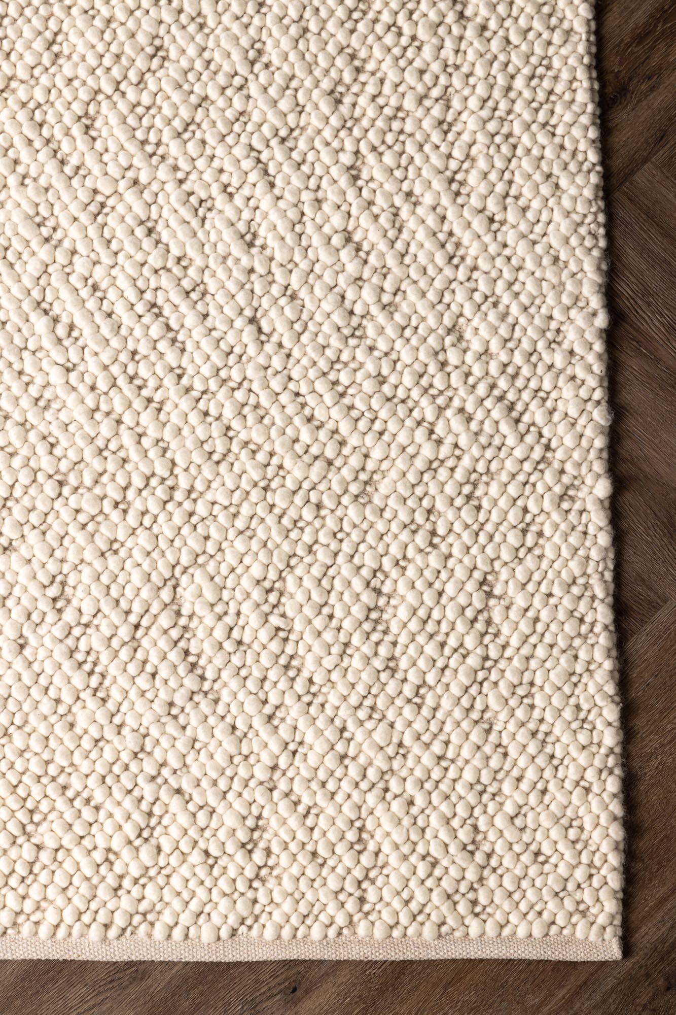 Jajru Teppich in Weiss präsentiert im Onlineshop von KAQTU Design AG. Teppich ist von Venture Home
