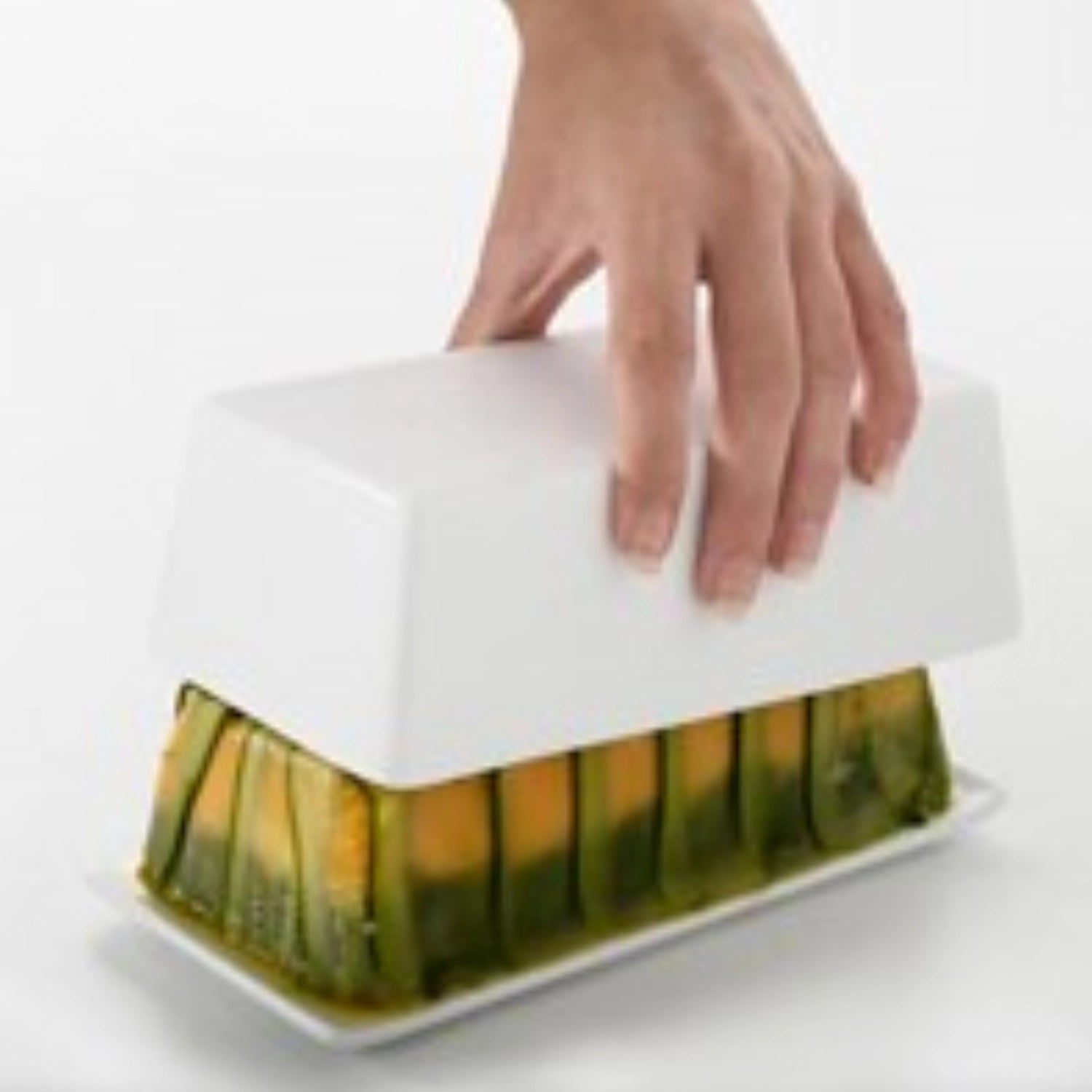 Elegante weiße Terrine mit Deckel und Tablett, ideal für stilvolle Präsentationen, Maße: 24x11x7 cm, von der Marke Revol.