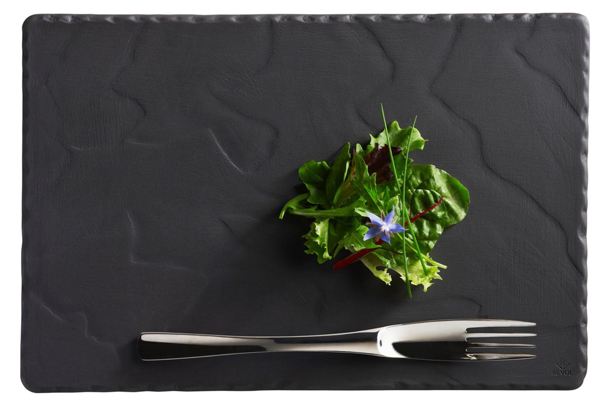Eleganter rechteckiger Teller im Schiefer-Stil von Revol, 30x20 cm, aus hochwertigem Porzellan – perfekt für stilvolle Anlässe und kreative Präsentationen.