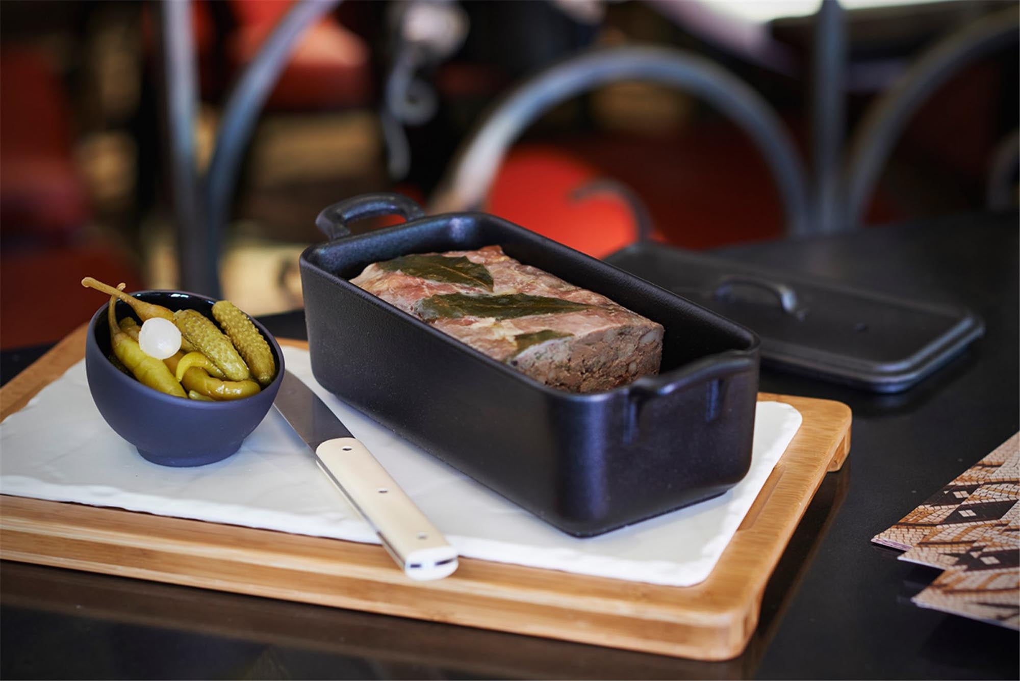 Elegantes Bambus-Tablett von Revol, perfekt für Steakteller.