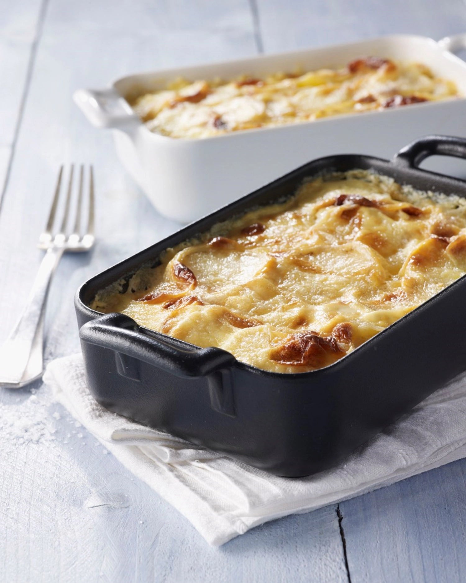Elegante rechteckige Auflaufform (19 cm) in ansprechender Gusseisen-Optik, perfekt für köstliche Aufläufe und Gratins.