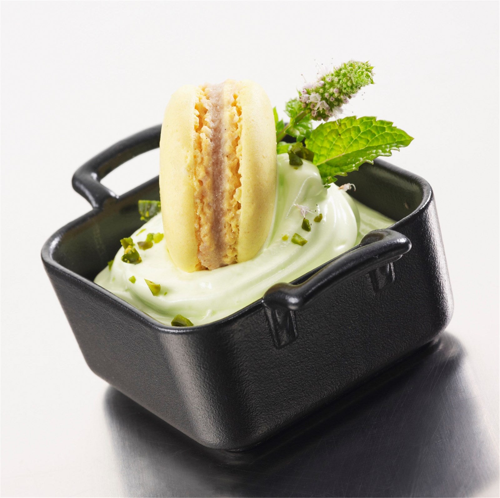 Entdecken Sie das stilvolle quadratische Schälchen von Revol (7 cm) in edler Gusseisen-Optik. Ideal für Snacks, Dips und Desserts.