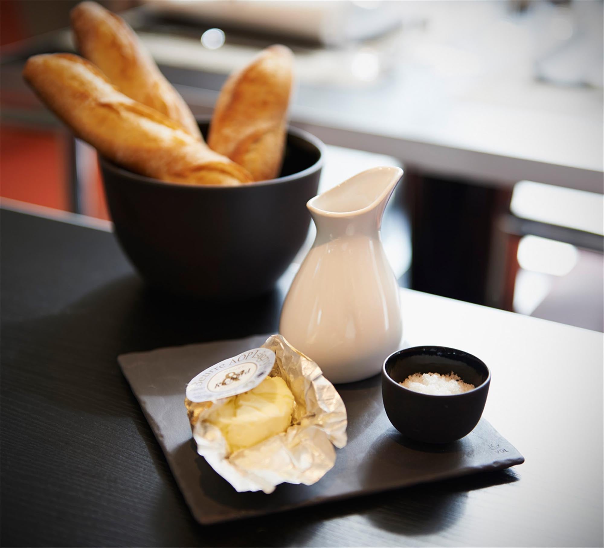 Entdecken Sie die elegante 5 cm Schale im Schiefer-Stil von Revol – ideal für Snacks, Dips und als dekoratives Element. Hochwertiges Porzellan, spülmaschinenfest.