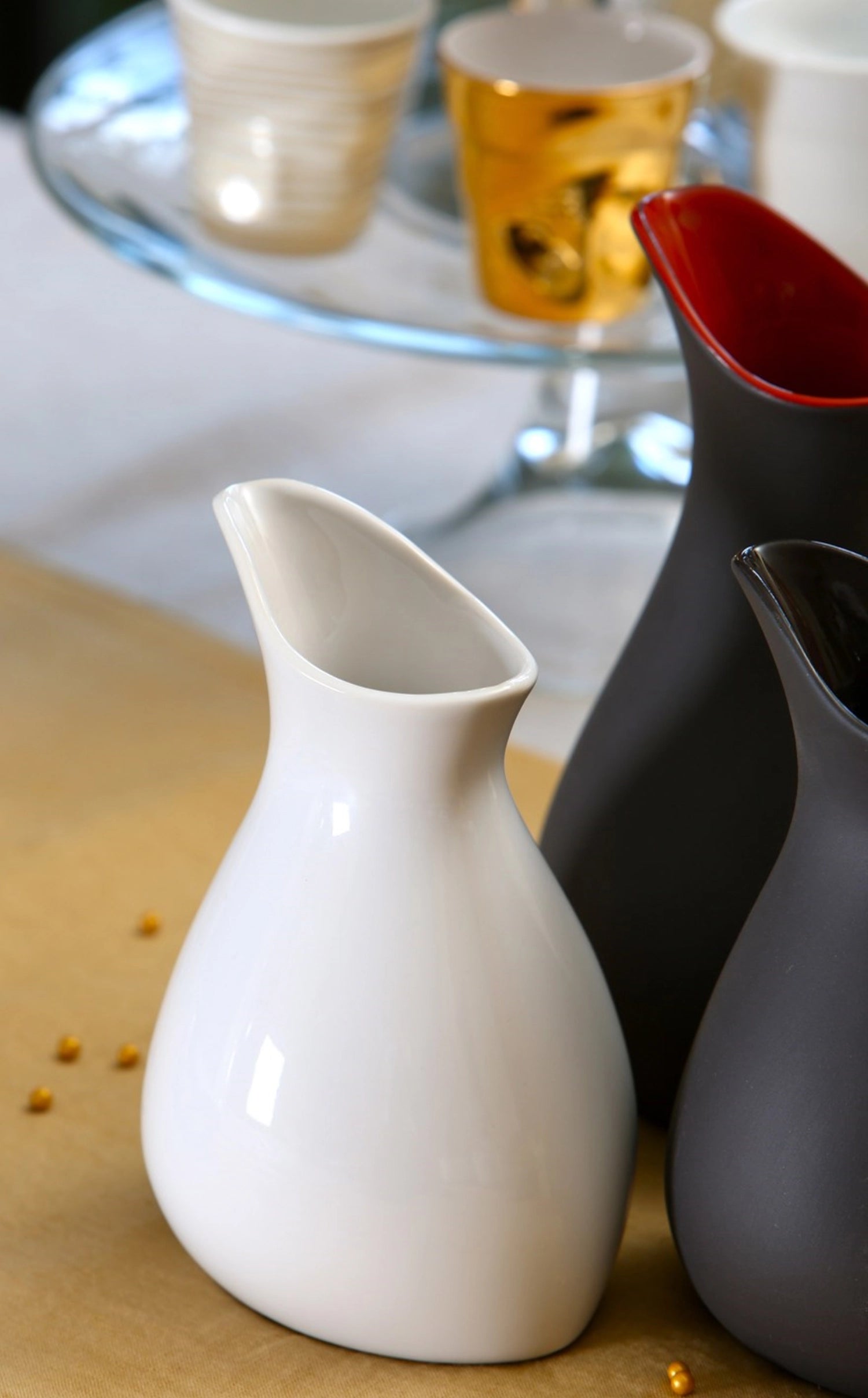 Schlichter, weißer Milchkrug von Revol mit 25 cl Fassungsvermögen, ideal für Milch oder Saucen, ergänzt jede Tischdekoration mit zeitloser Eleganz.