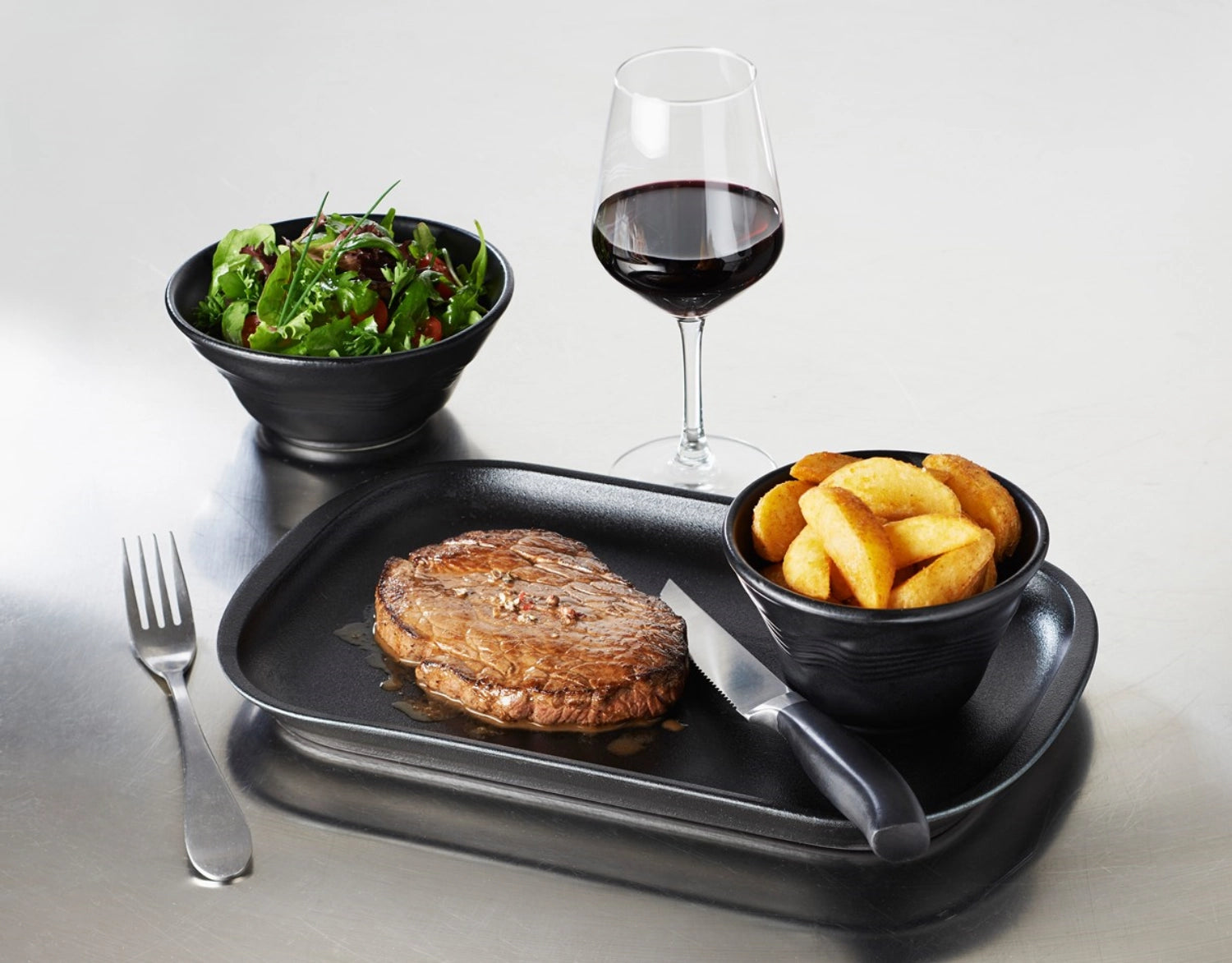 Elegante schwarze Platte von Revol, 32x21 cm, perfekt für die ansprechende Servierung von Fleisch und Käse, ideal für besondere Anlässe.