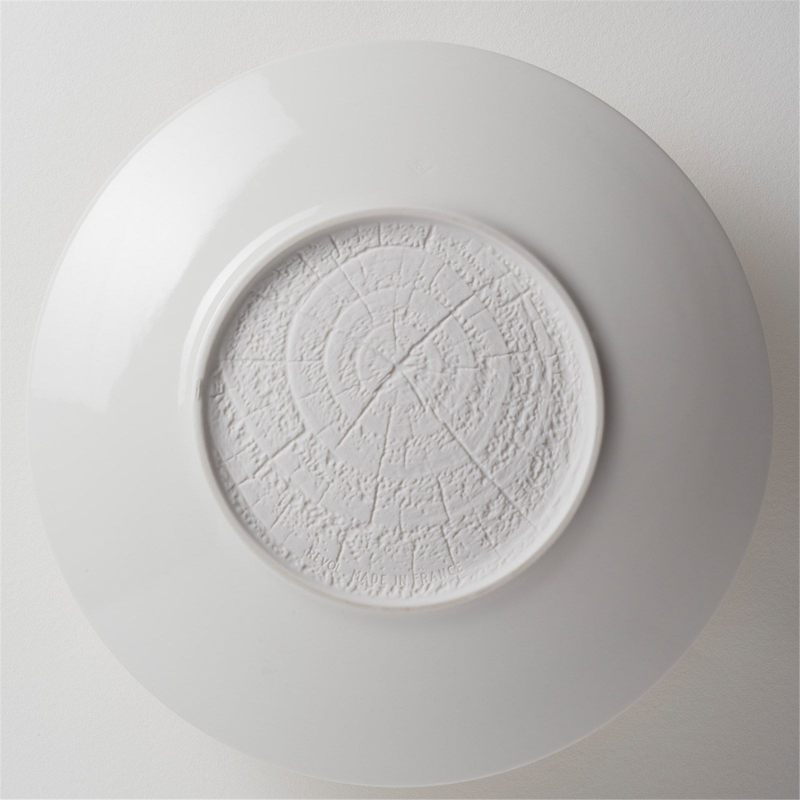 Stilvoller runder Speiseteller in edlem Elfenbein, Ø 28.3 cm, H: 3.4 cm. Perfekt für besondere Anlässe und den täglichen Genuss.