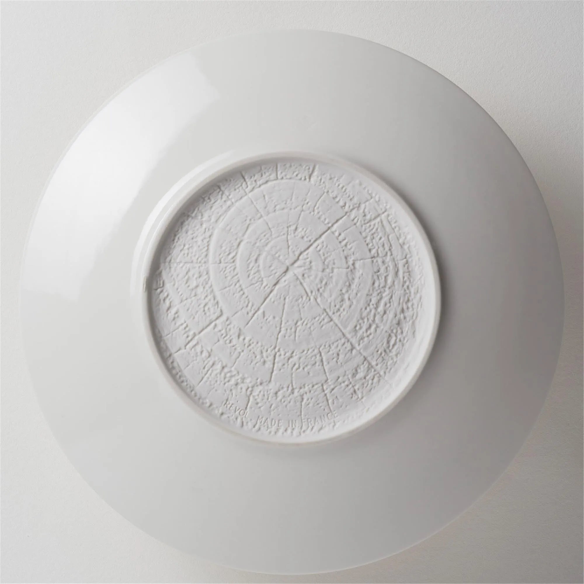 Eleganter Dessertteller von Revol aus elfenbeinfarbenem Porzellan, 21,5 cm Ø, ideal für stilvolle Präsentationen.
