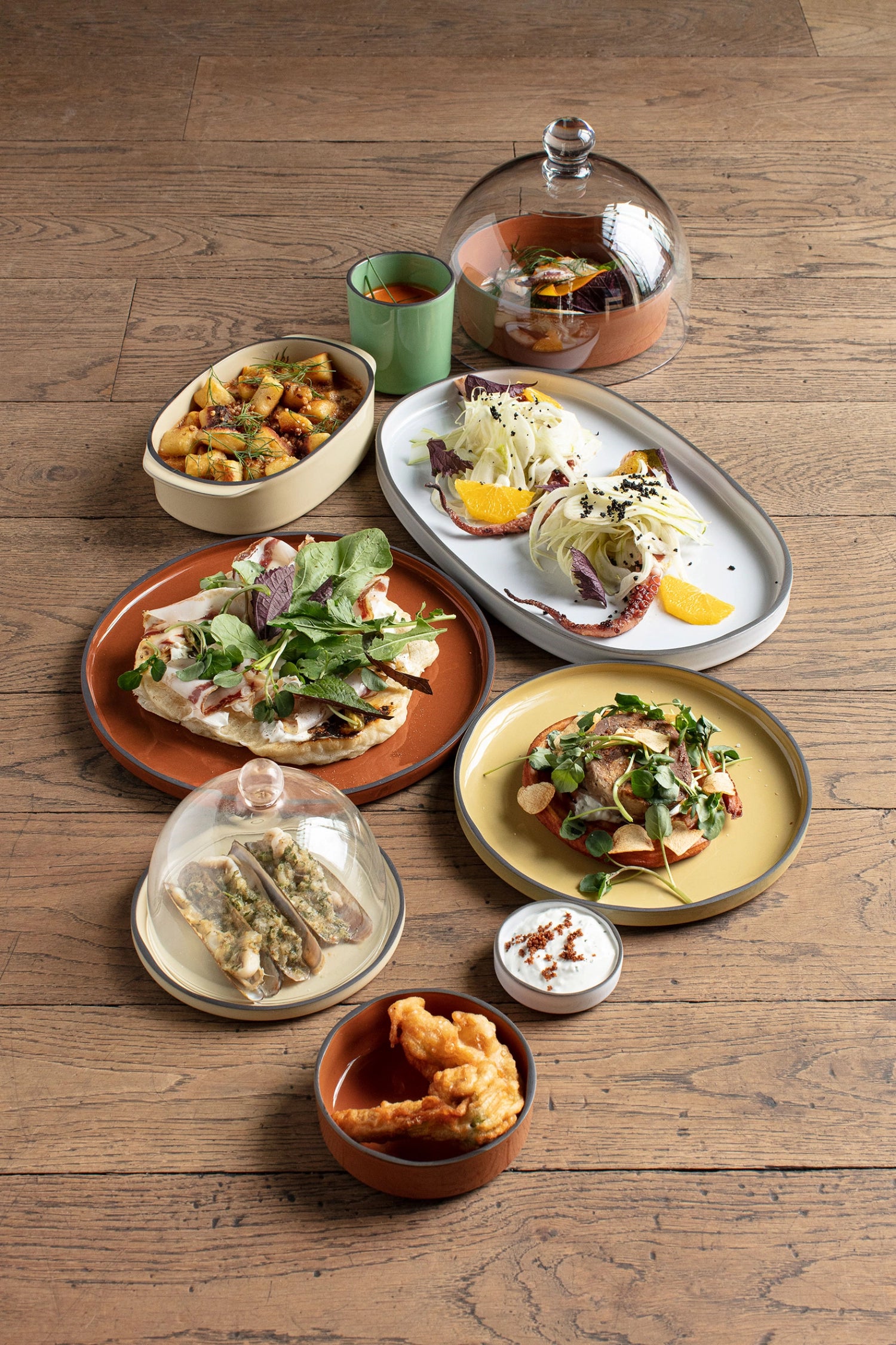 Der Caractère Gourmetteller von Revol, Ø23cm in Zimt, vereint Eleganz und Funktionalität für jede Tischkultur.