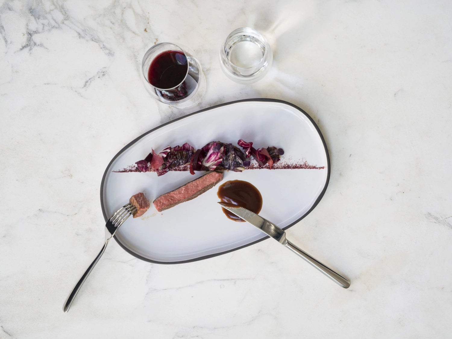 Elegante weiße Schale von Revol für kreative Gourmet-Präsentationen.
