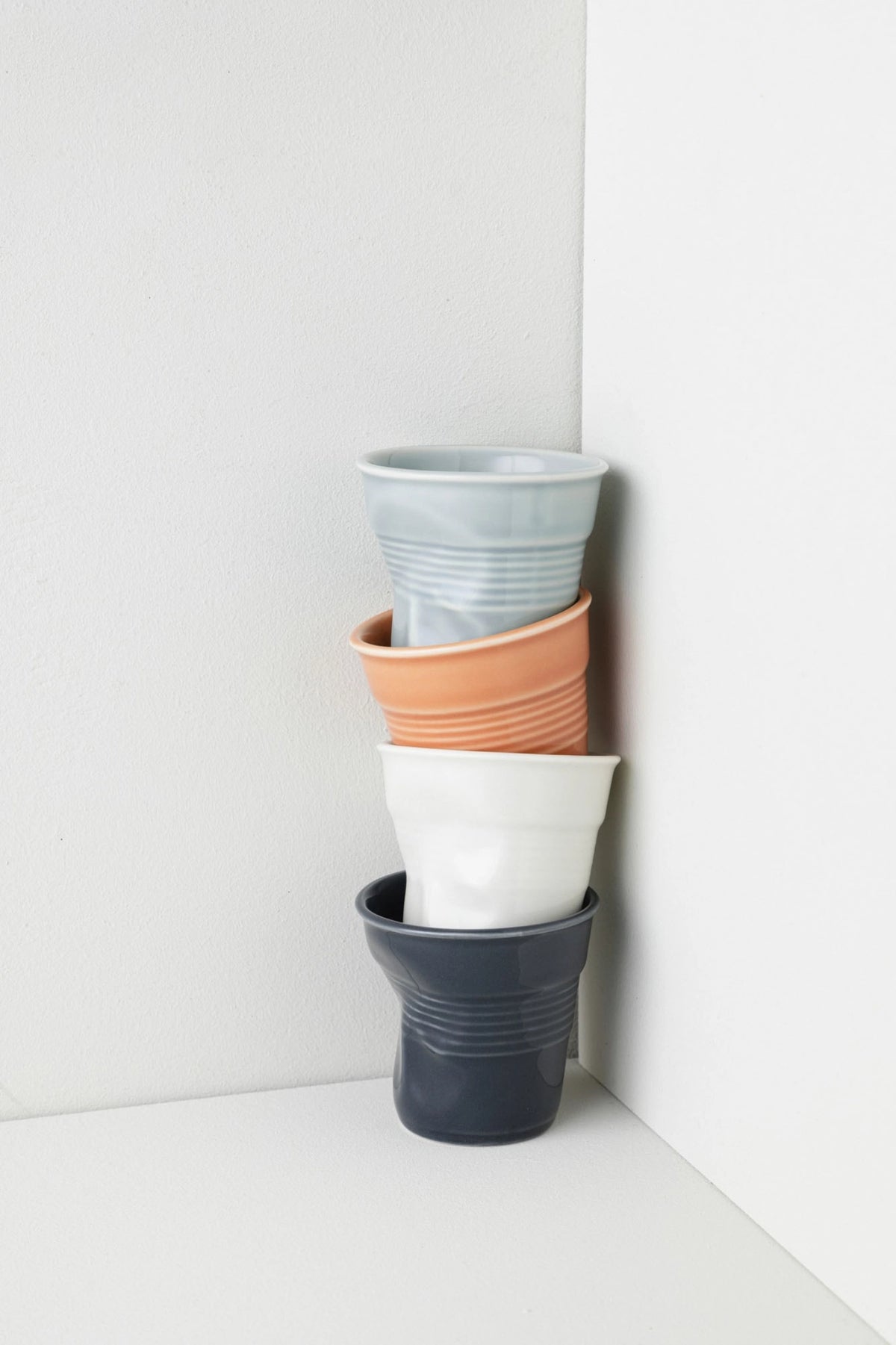 Cappuccino Knitterbecher 18 cl in Blau präsentiert im Onlineshop von KAQTU Design AG. Kaffeetassen ist von Revol