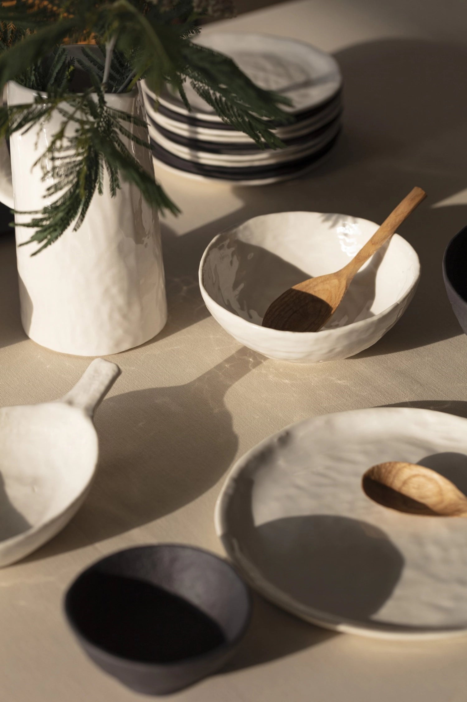 Eleganter YLI Brottteller in Alabaster Weiß, 15 cm, perfekt für ansprechende Präsentation von Brot und kleinen Häppchen.