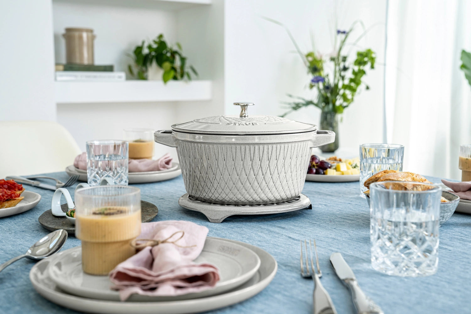 Runde Twisted Cocotte von Staub mit 2,29 l Volumen, ideal zum Kochen und Servieren, vereint Funktionalität und elegantes Design.