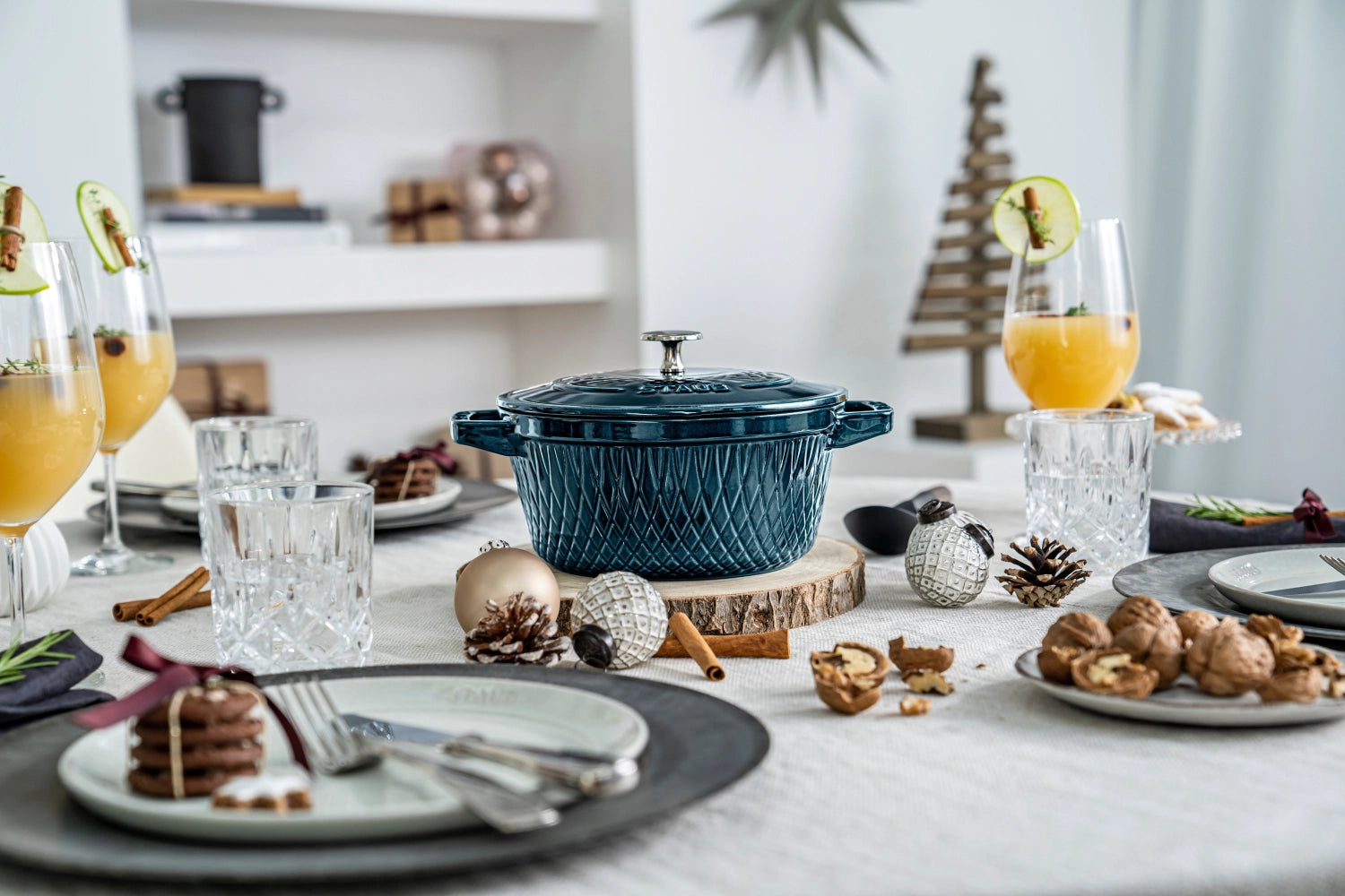 Elegante runde Cocotte von Staub mit 2,29 l Volumen, perfekt für stilvolles Kochen und Servieren von köstlichen Gerichten.