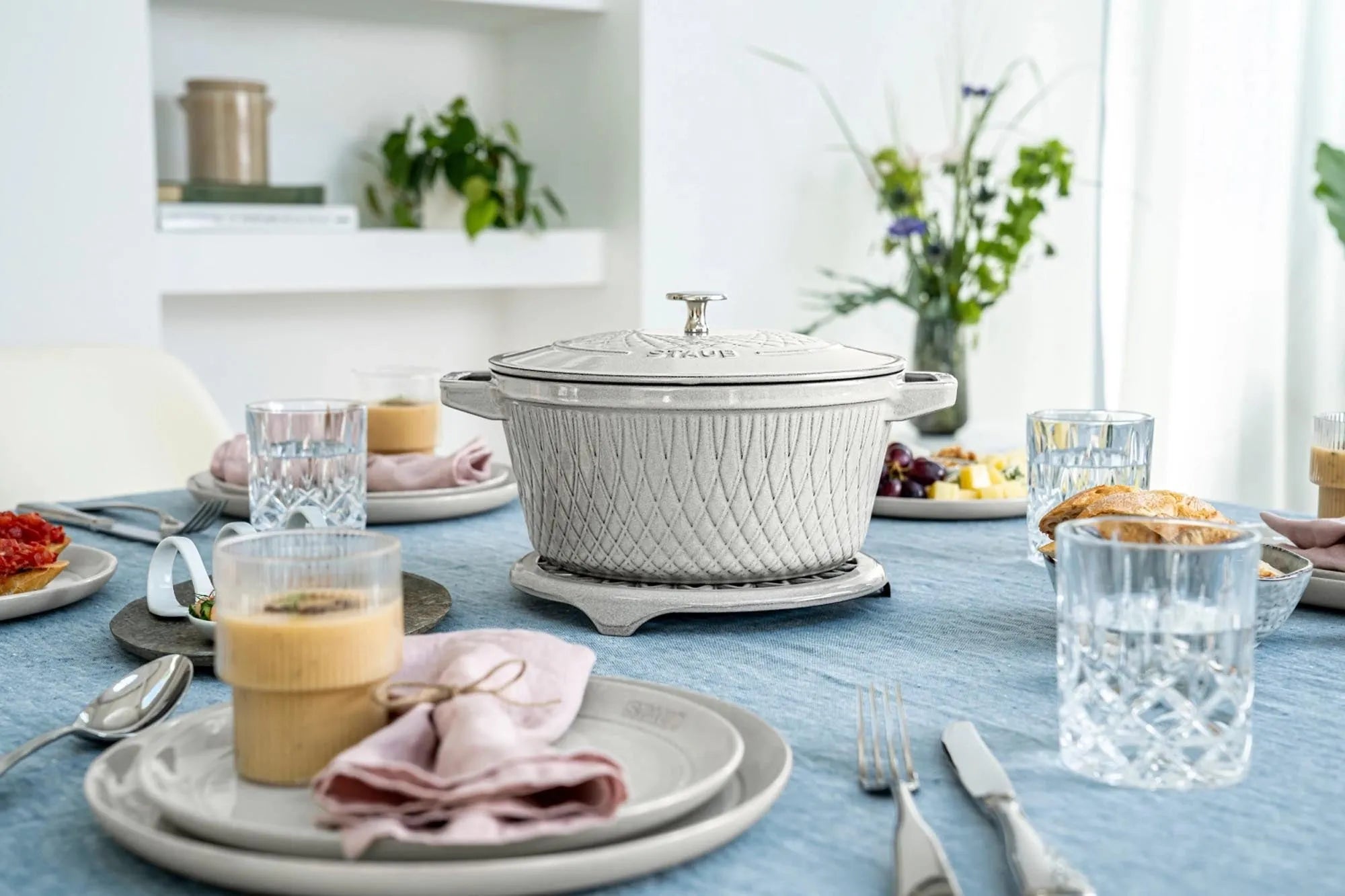 Twisted Cocotte rund 3.8l in Weisser Trüffel präsentiert im Onlineshop von KAQTU Design AG. Pfanne/Topf ist von Staub