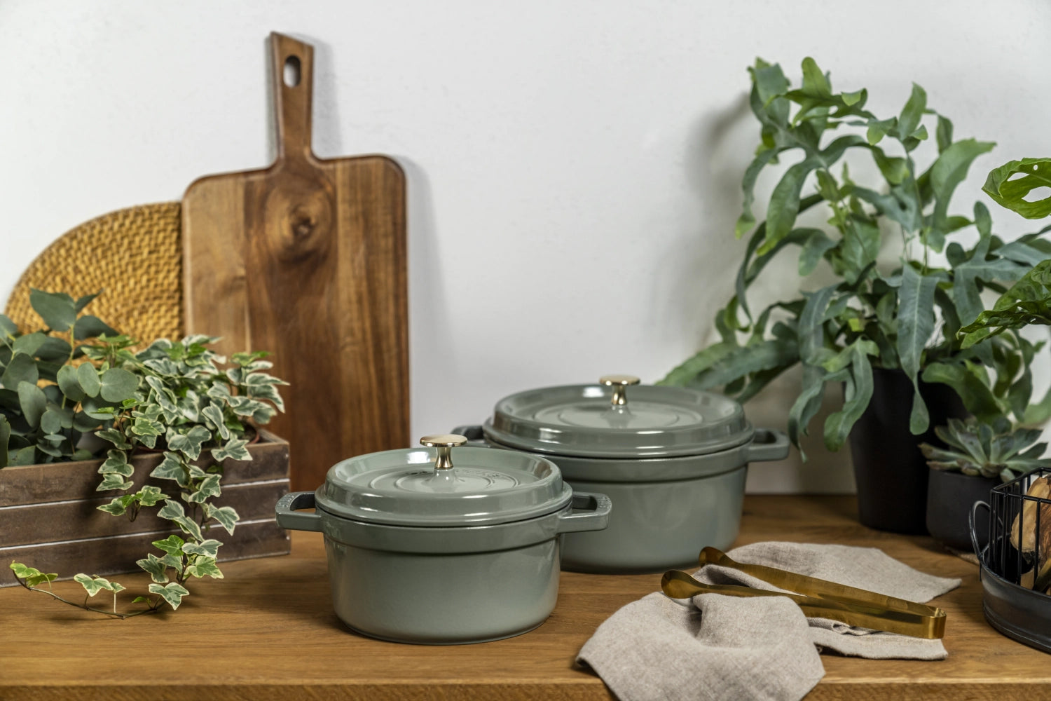 Runde Cocotte von Staub in Eucalyptus, 10 cm, aus Gusseisen, ideal für das Zubereiten und Servieren von köstlichen Gerichten.