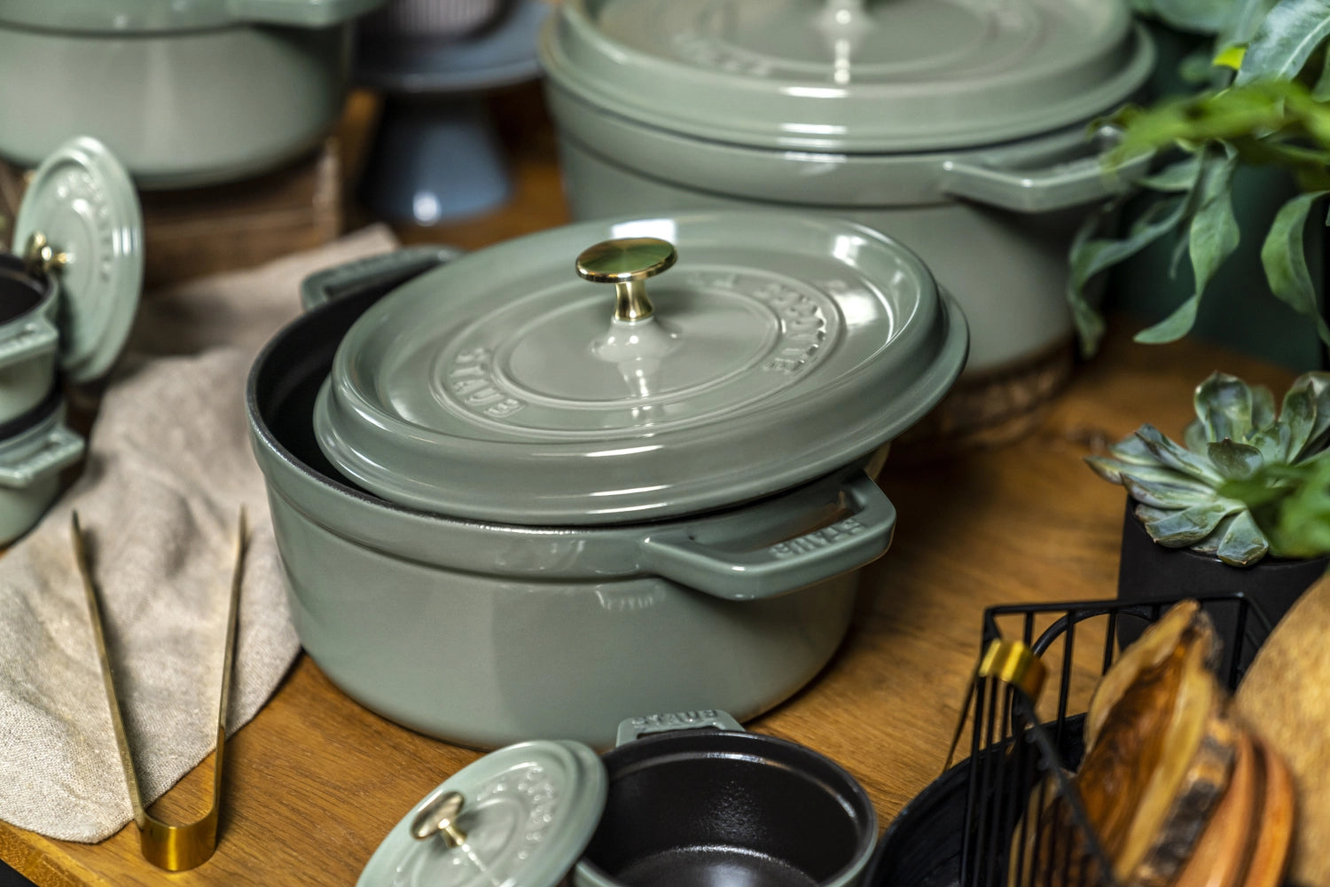 Hochwertige runde Cocotte von Staub mit 2,2 l Volumen, perfekt für köstliche Rezepte und ansprechende Tischpräsentation.